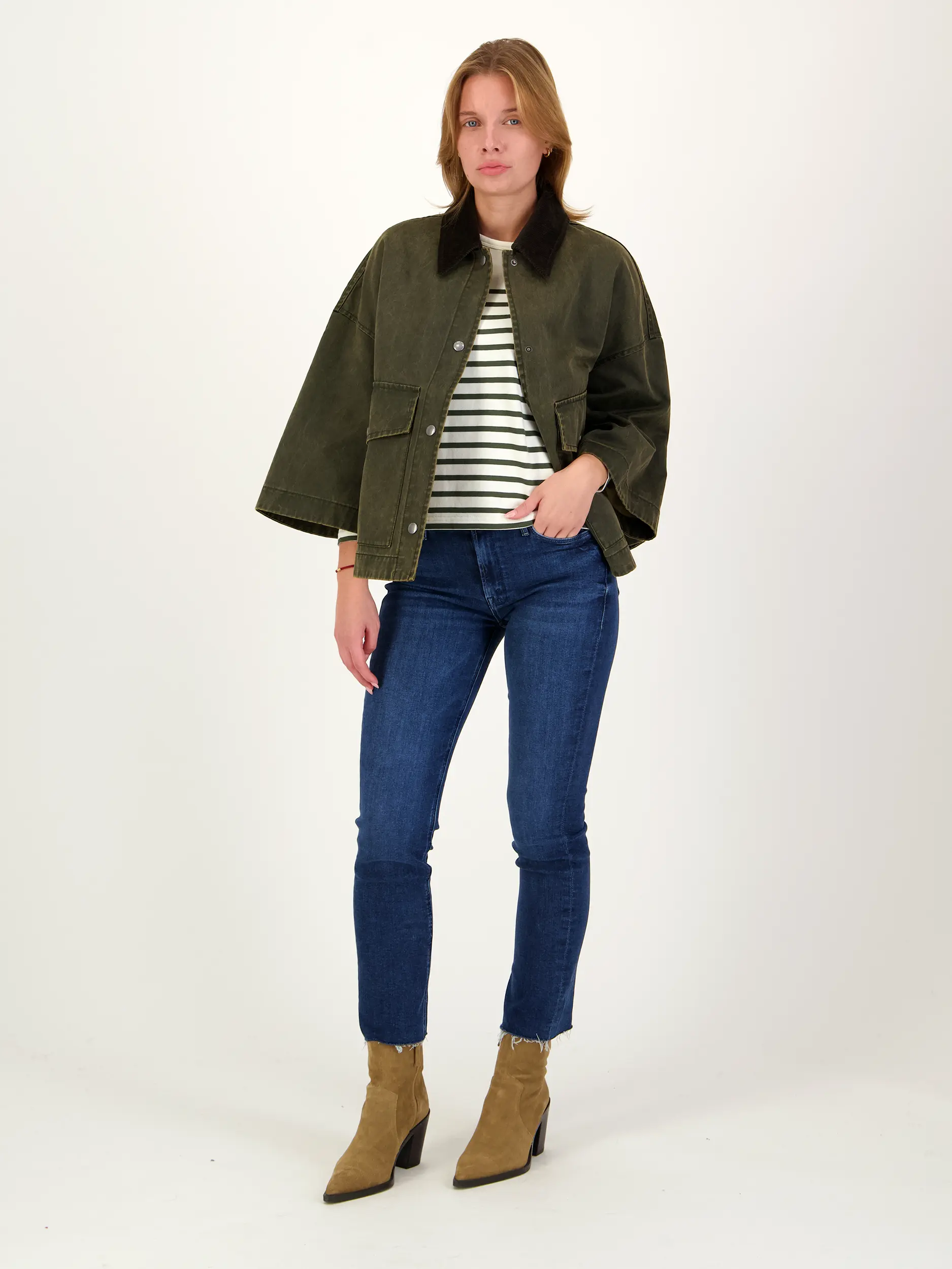 Gestreiftes Langarmshirt - Artikel Teil eines Outfits getragen von einem Modell - Farbe: Grün