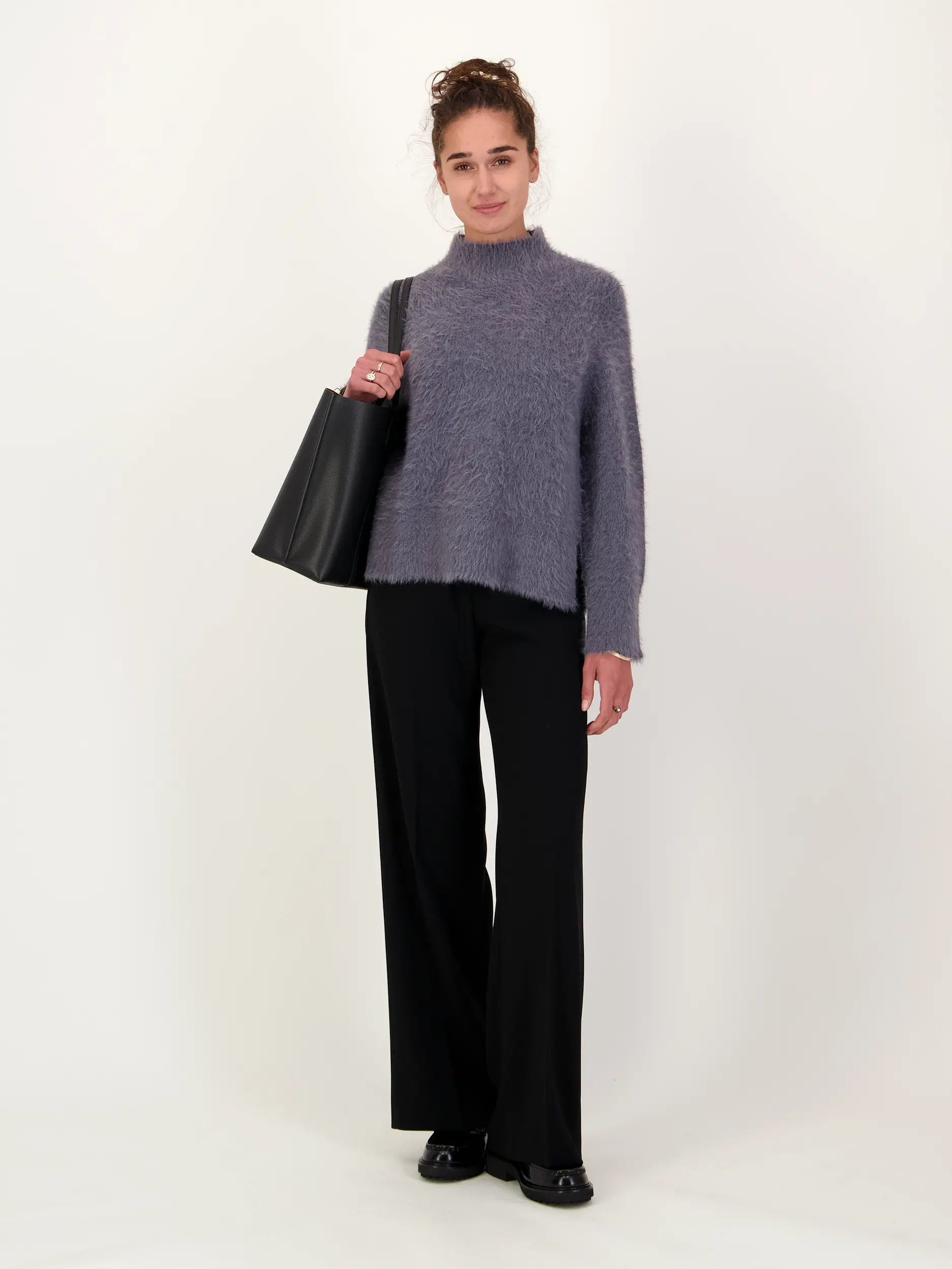 Pullover aus Wolle langarm - Artikel Teil eines Outfits getragen von einem Modell - Farbe: Grau