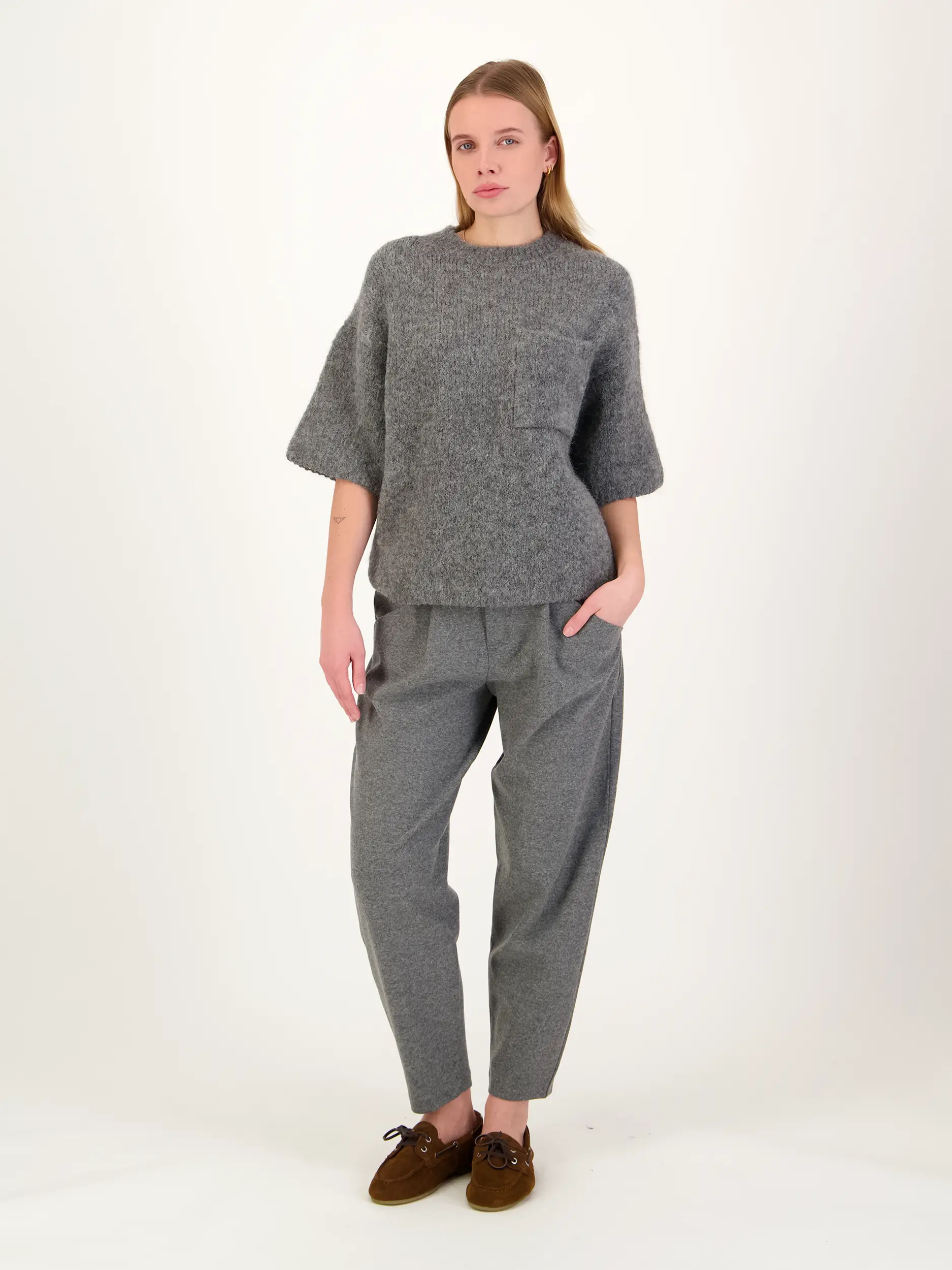 Pullover aus Alpaka 3/4 Arm - Artikel Teil eines Outfits getragen von einem Modell - Farbe: Grau