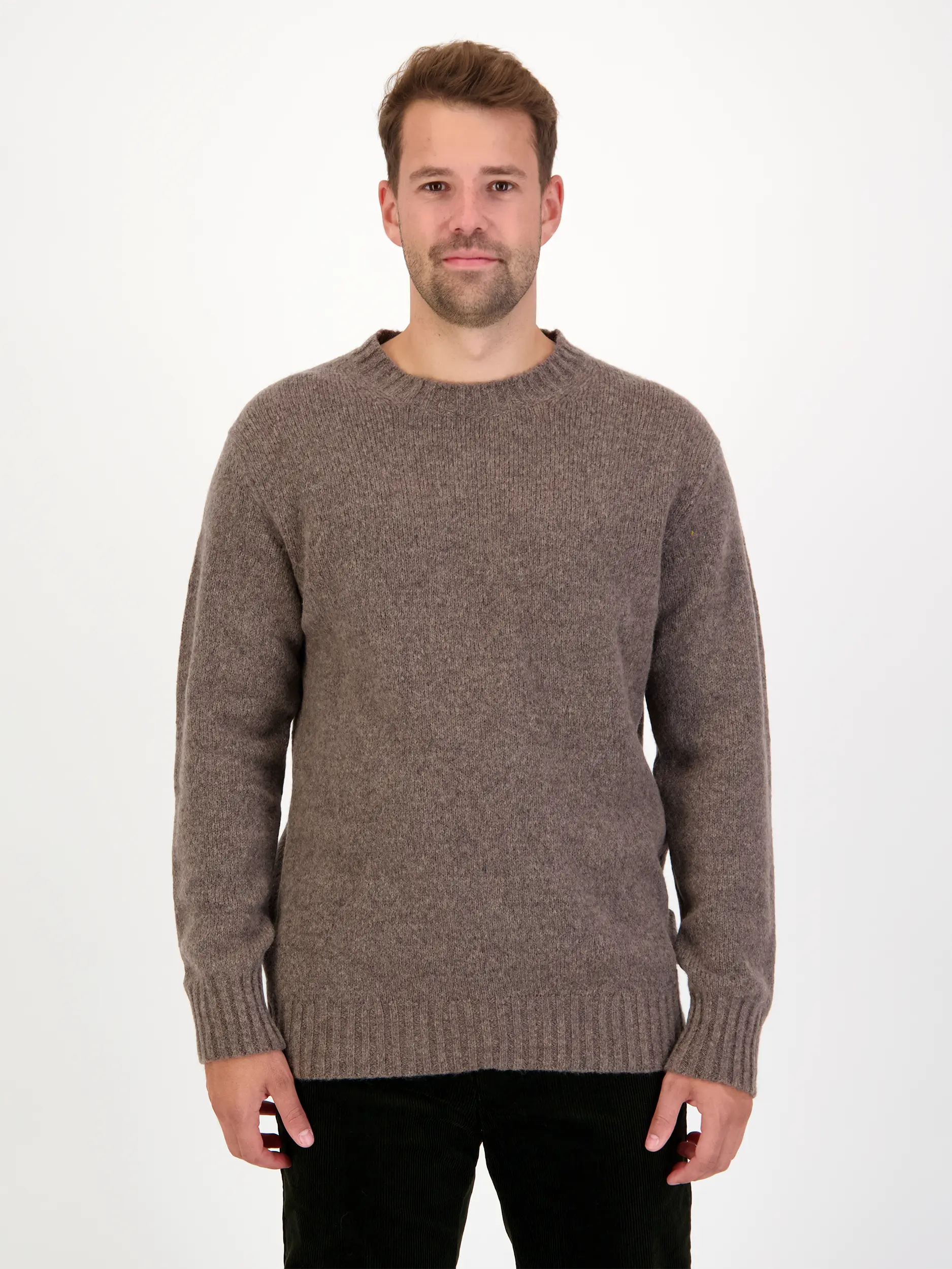 Pullover 'Lee' aus Merinowoll-Mix langarm - Artikel Vorderseite getragen von einem Modell - Farbe: Braun