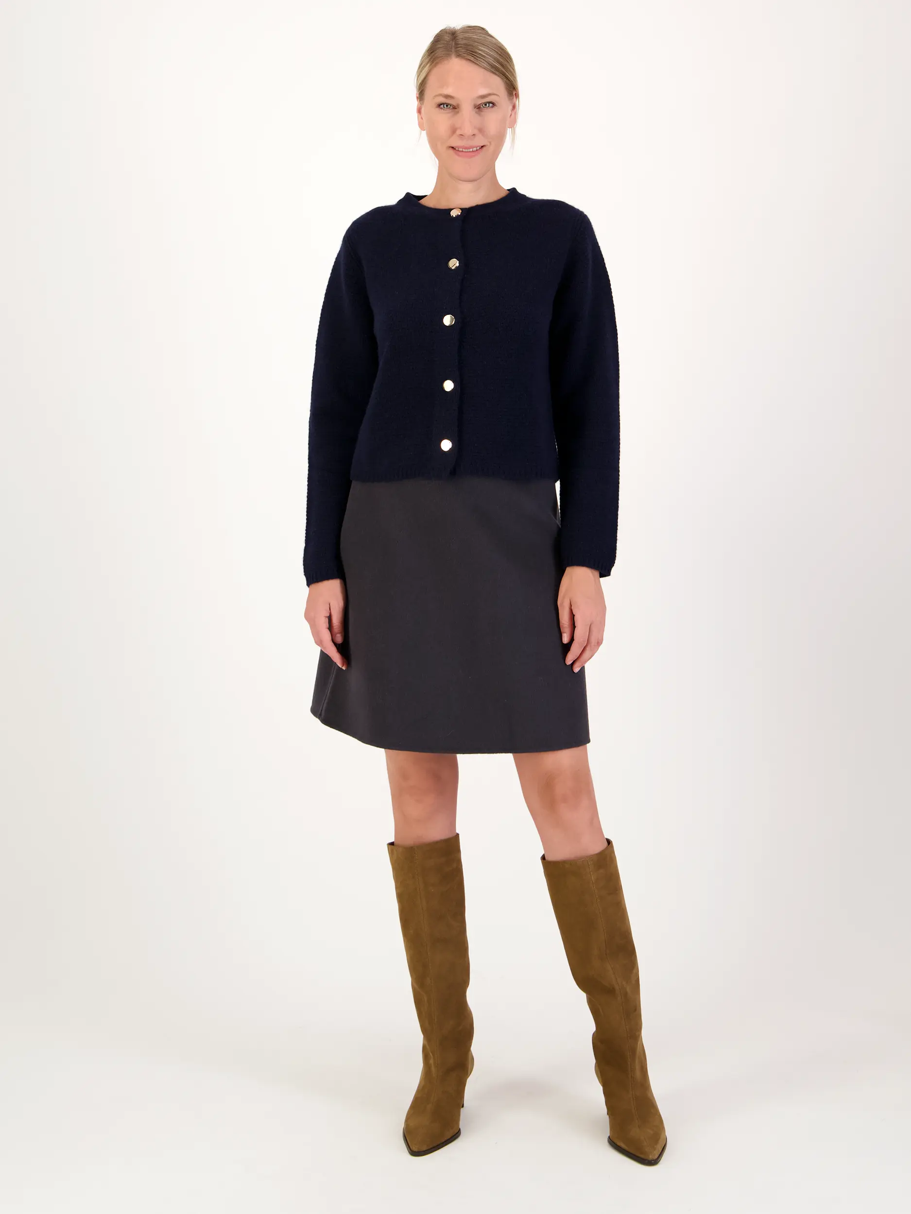 Strickjacke aus Kaschmir - Artikel Teil eines Outfits getragen von einem Modell - Farbe: Blau