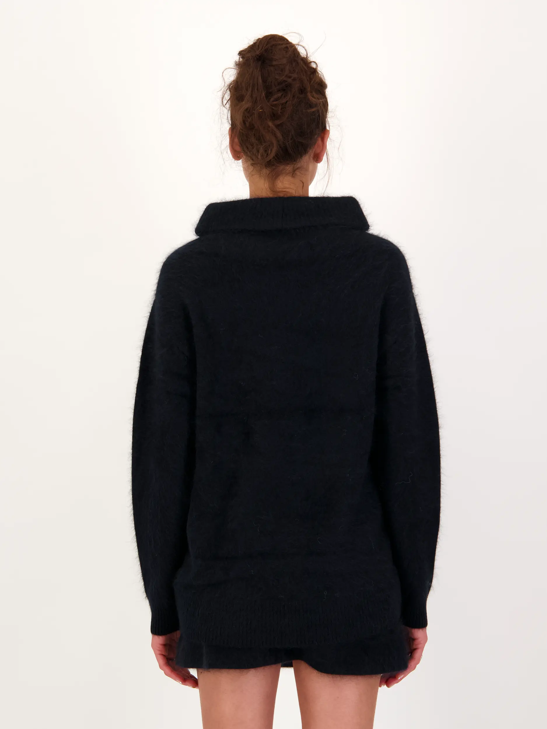 Rollkragenpullover 'Fluffy Statement' langarm - Artikel Rückseite getragen von einem Modell - Farbe: Schwarz