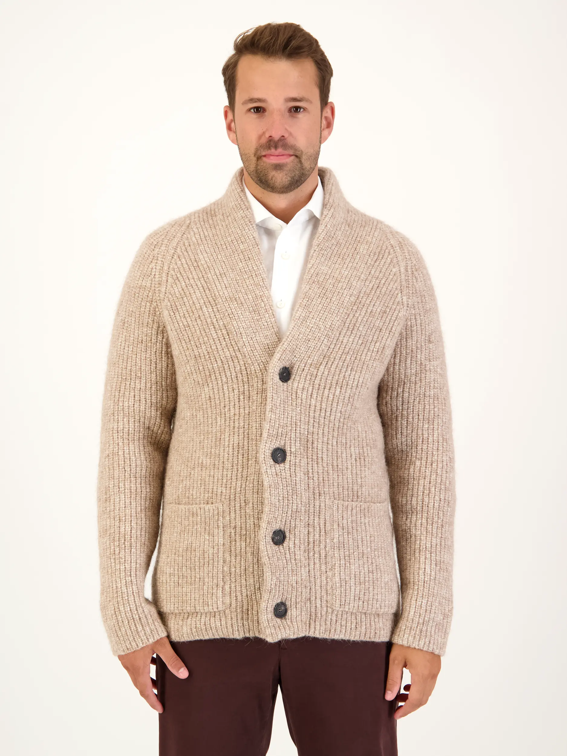 Strickjacke 'Jackson' - Artikel Vorderseite getragen von einem Modell - Farbe: Braun