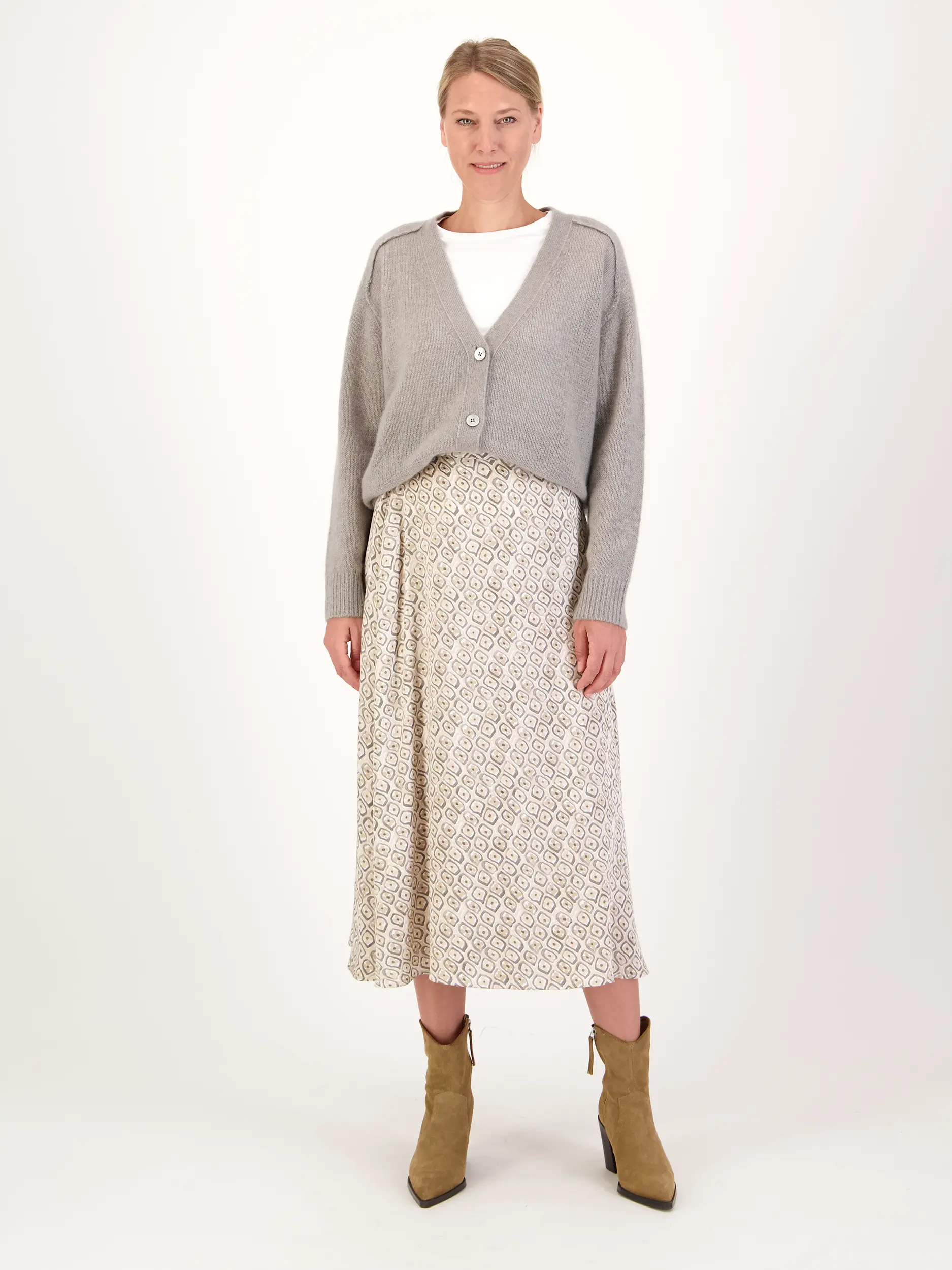 Strickjacke aus Kaschmir - Artikel Teil eines Outfits getragen von einem Modell - Farbe: Grün