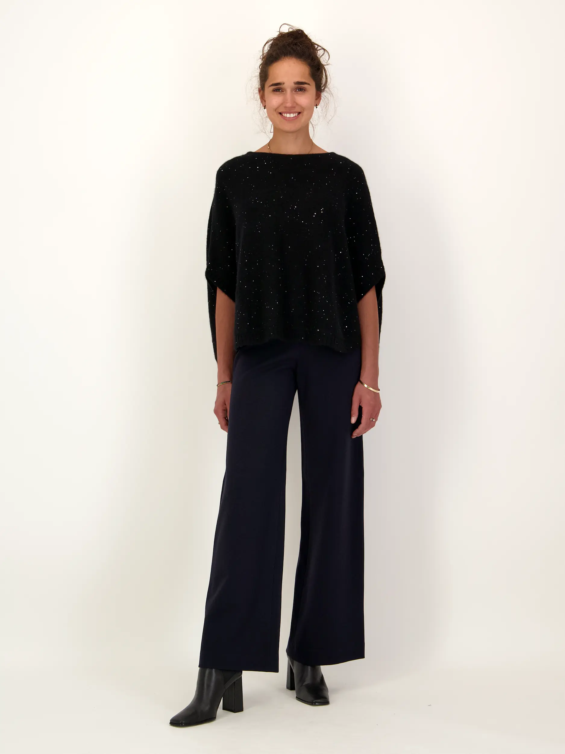 Hose 'Kimberly'  - Artikel Teil eines Outfits getragen von einem Modell - Farbe: Blau