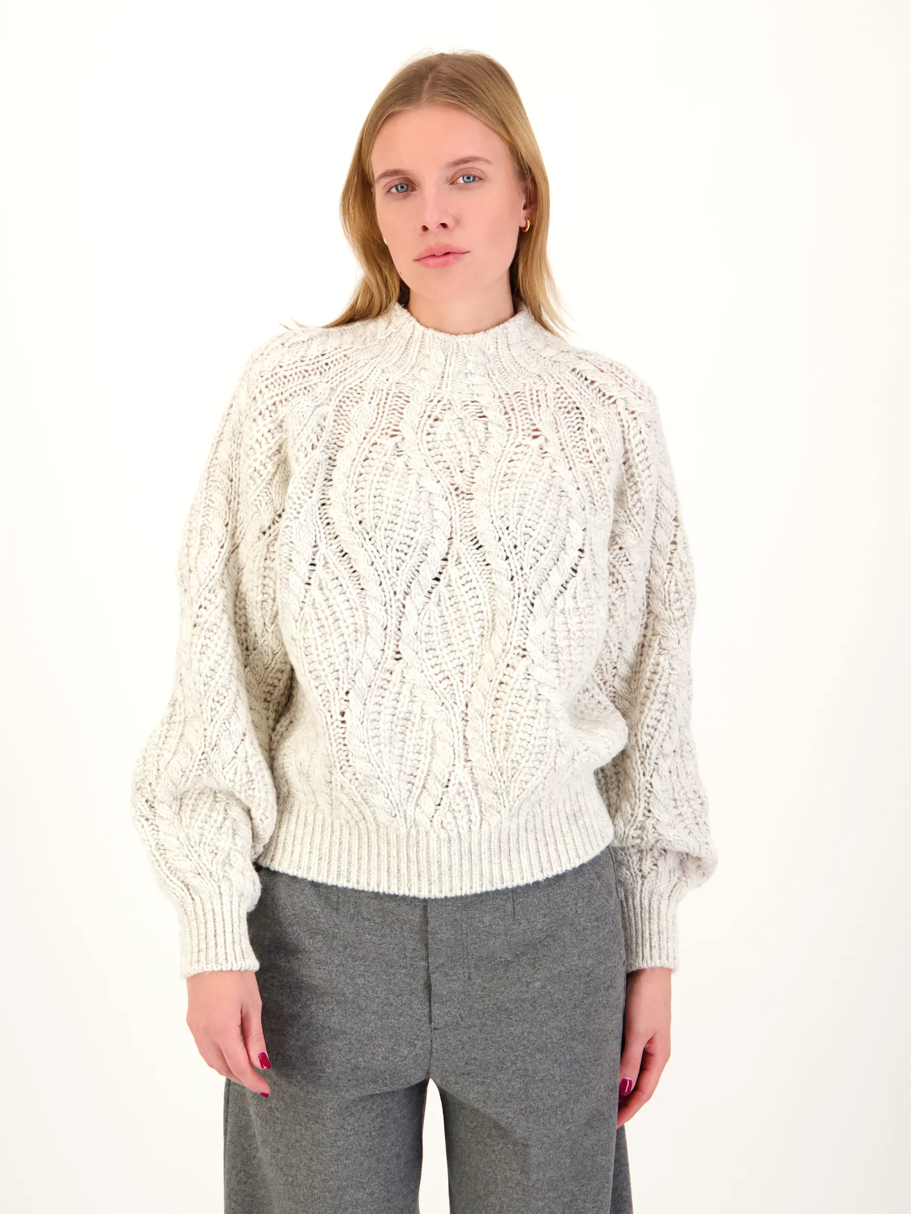 Pullover 'Larelya' langarm - Artikel Vorderseite getragen von einem Modell - Farbe: Beige