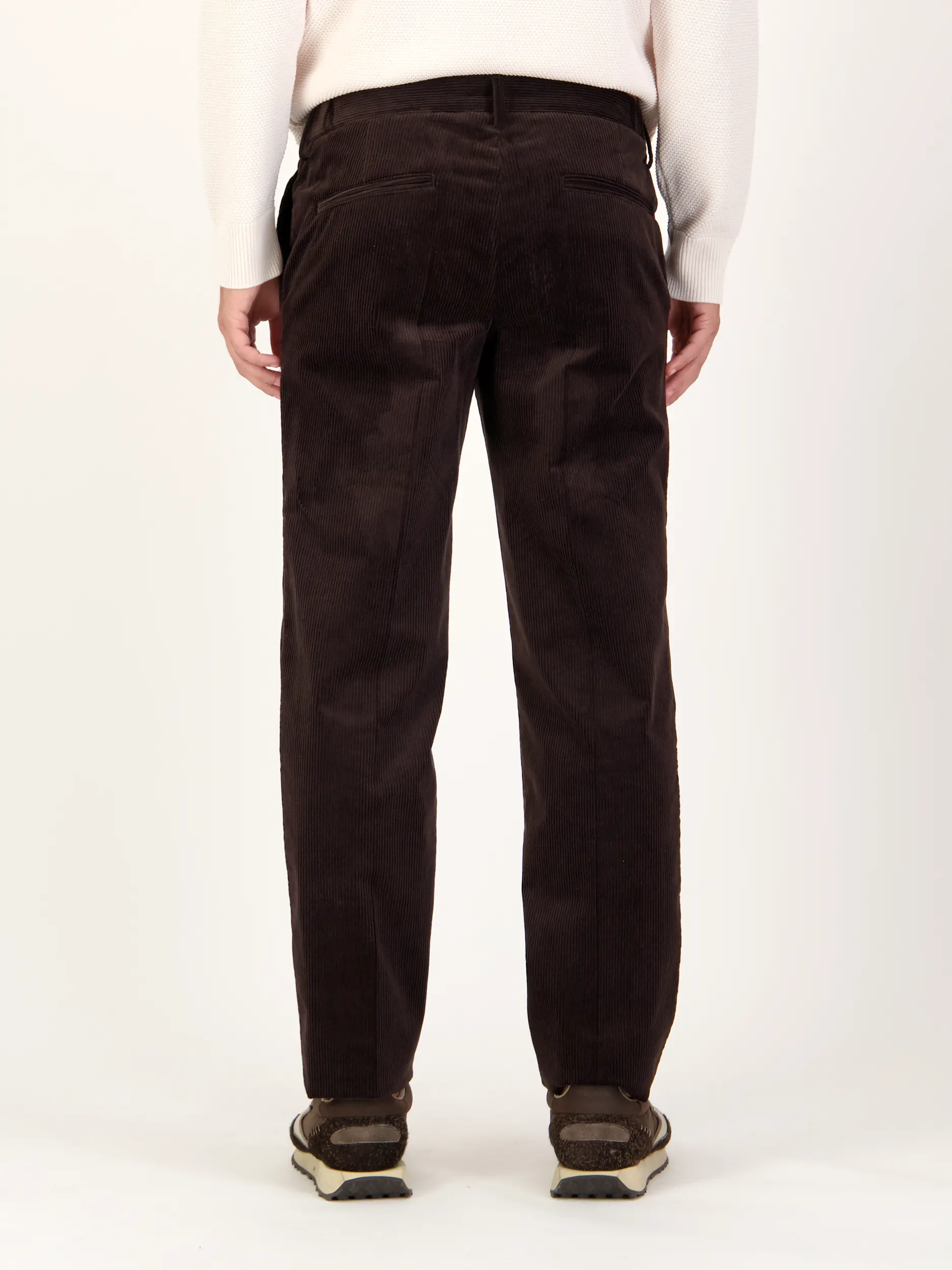 Cordhose - Artikel Rückseite getragen von einem Modell - Farbe: Braun