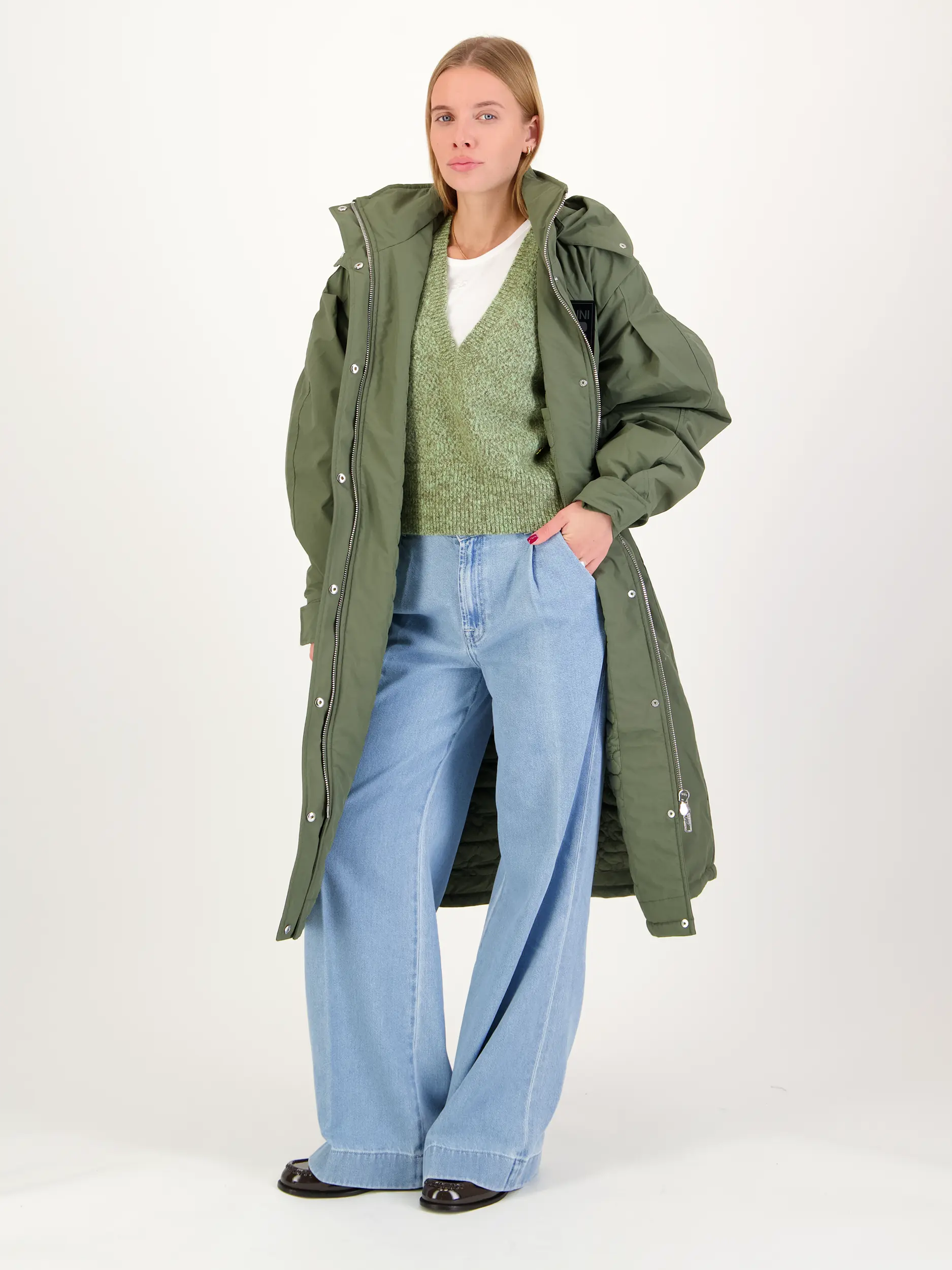 Melierter Pullover mit V-Ausschnitt - Artikel Teil eines Outfits getragen von einem Modell - Farbe: Grün