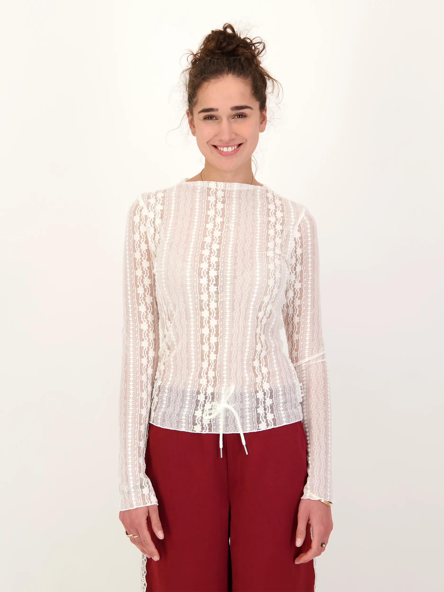 Transparentes Langarmshirt 'Zahara' mit Spitze - Artikel Vorderseite getragen von einem Modell - Farbe: Creme