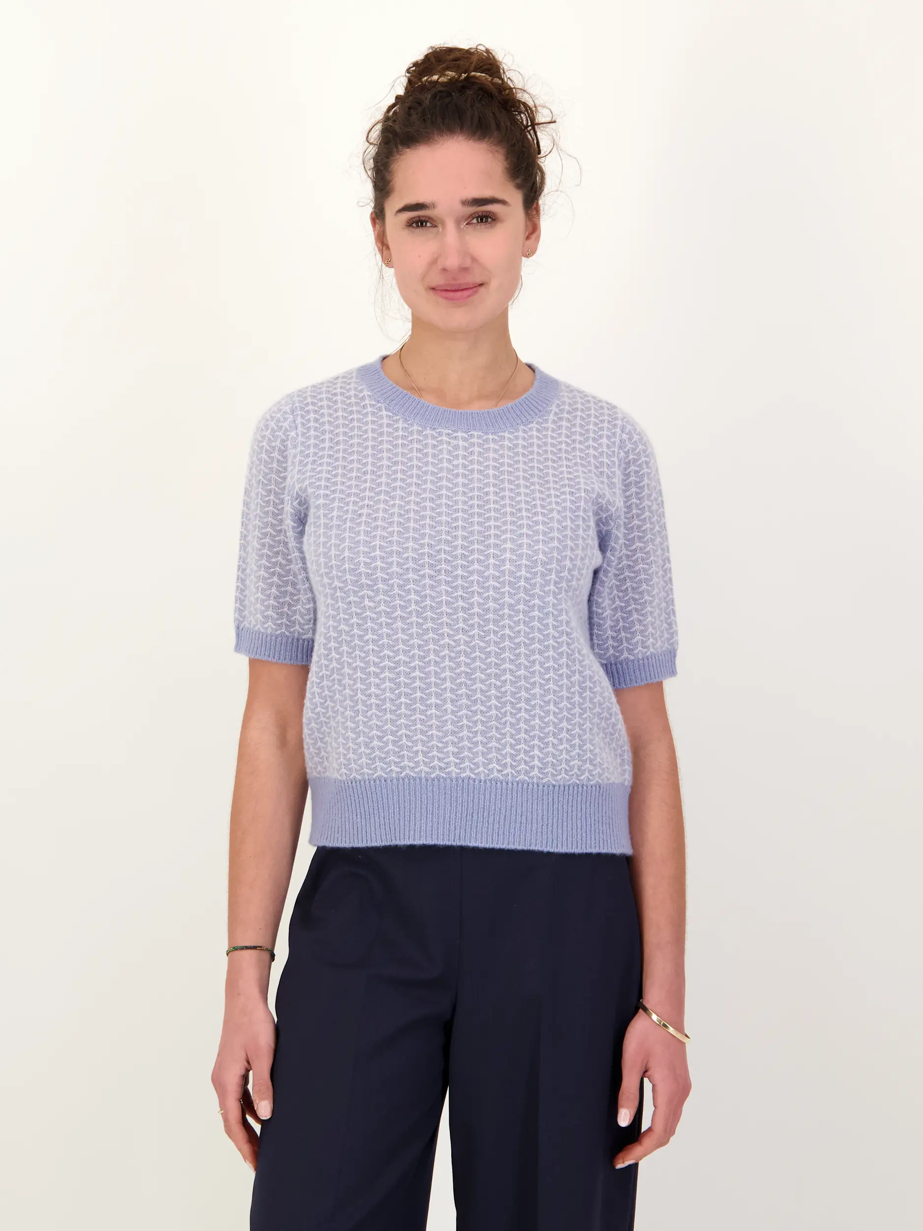 Pullover 'Enoki' aus Kaschmir Seide Mix - Artikel Vorderseite getragen von einem Modell - Farbe: Blau