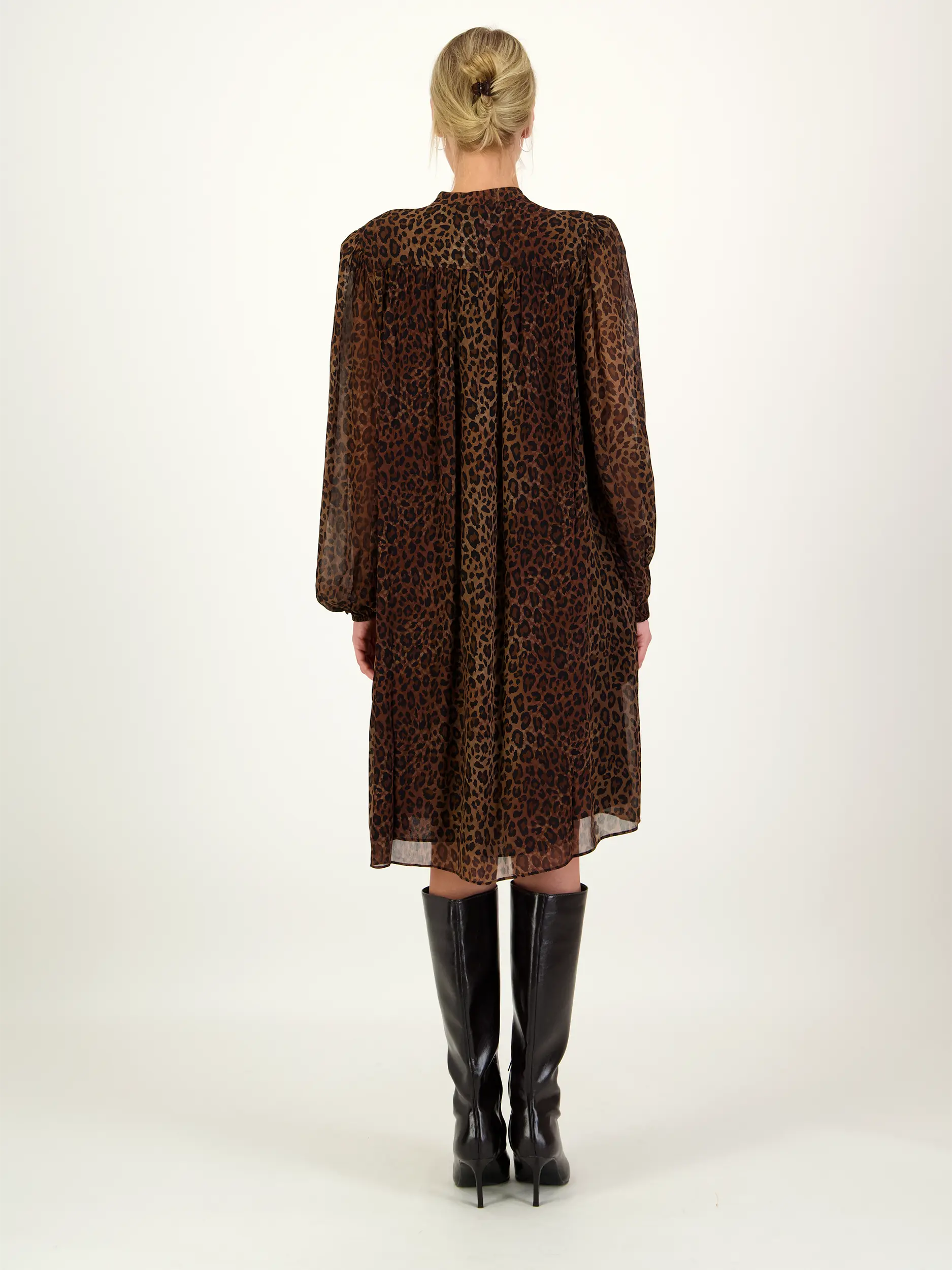 Midi Blusenkleid 'Demi' mit Leo-Print langarm - Artikel Rückseite getragen von einem Modell