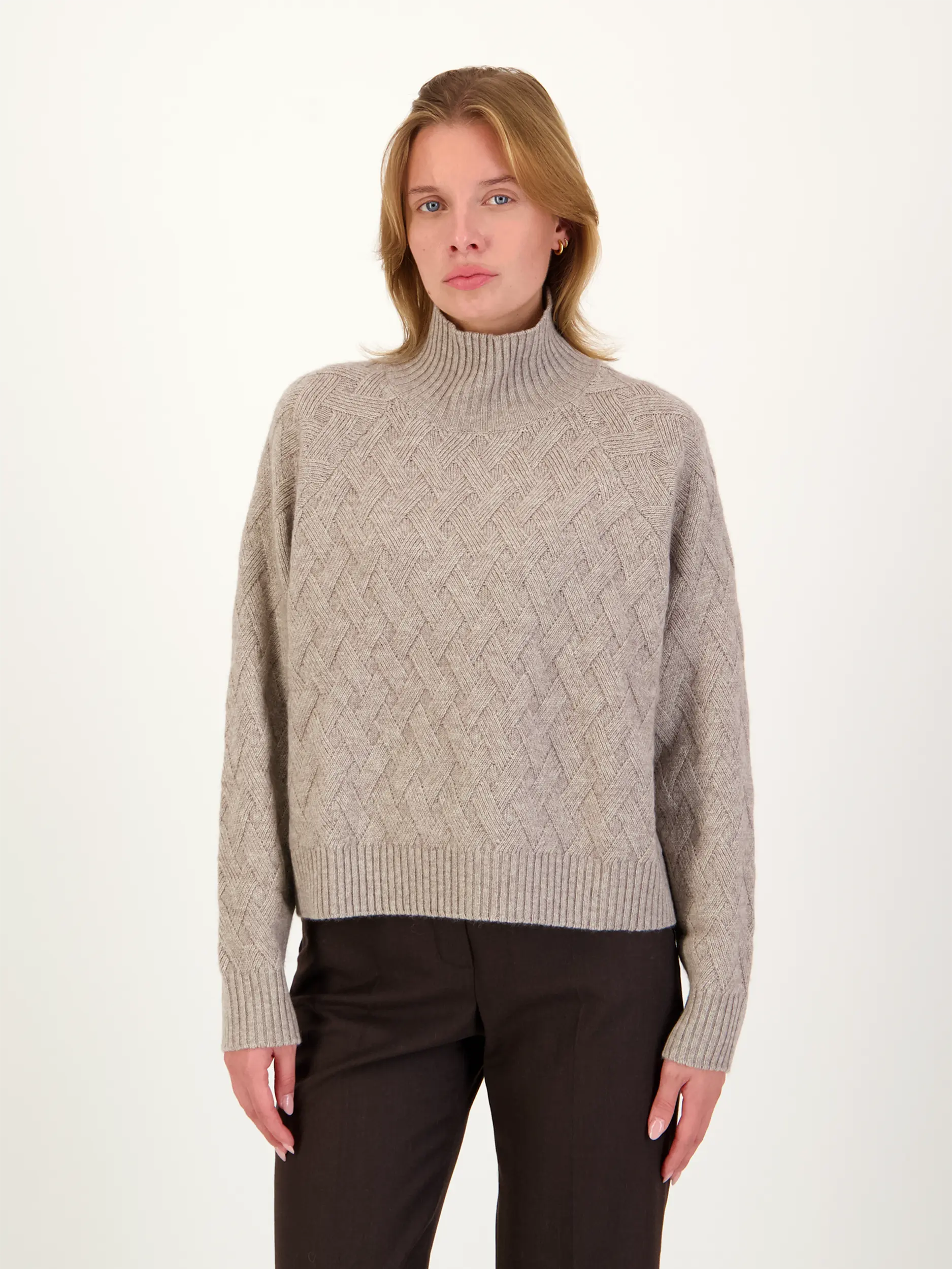 Pullover aus Wolle langarm - Artikel Vorderseite getragen von einem Modell - Farbe: Braun