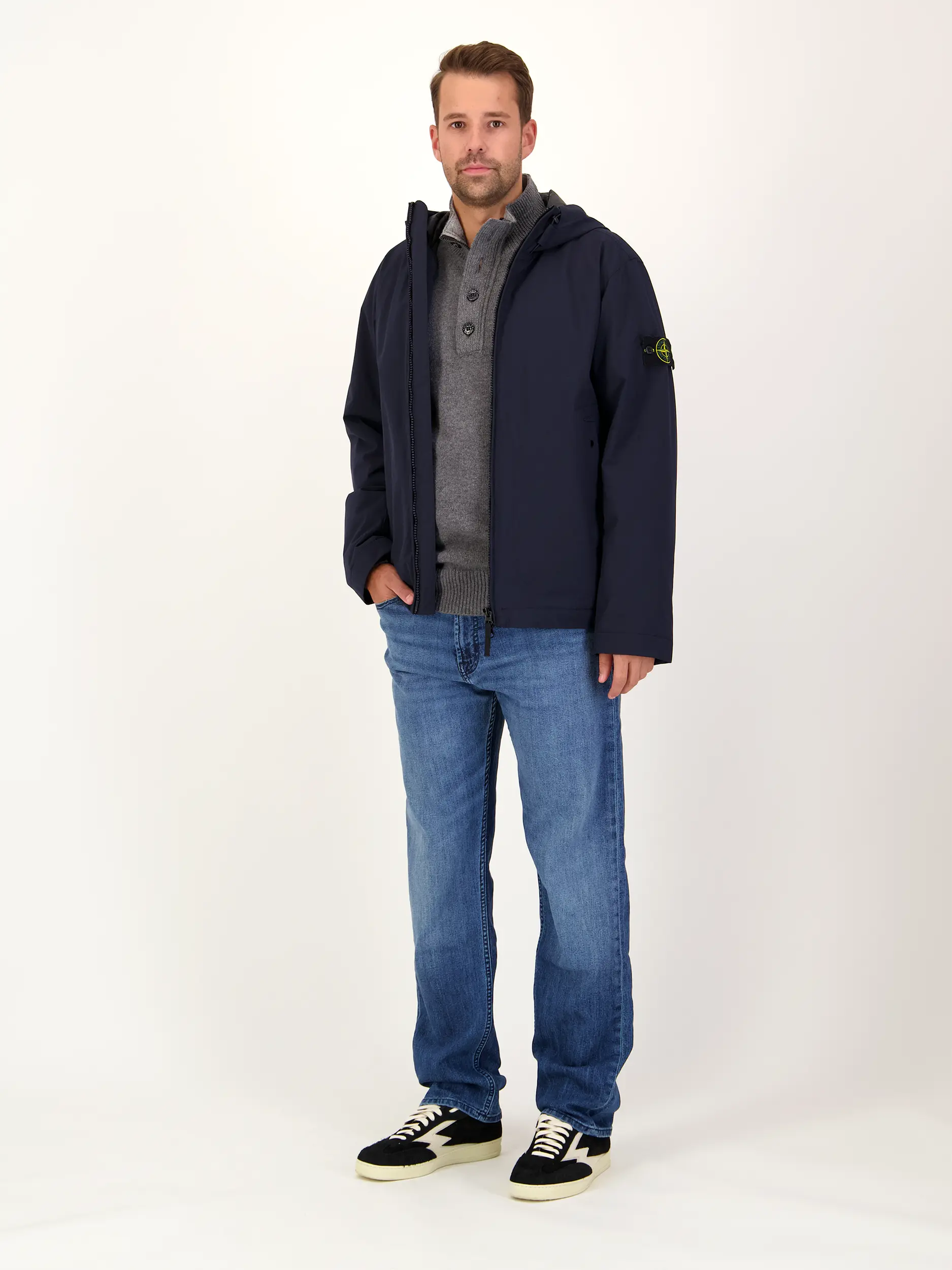 Mid Rise Straight Leg Jeans - Artikel Teil eines Outfits getragen von einem Modell - Farbe: Blau