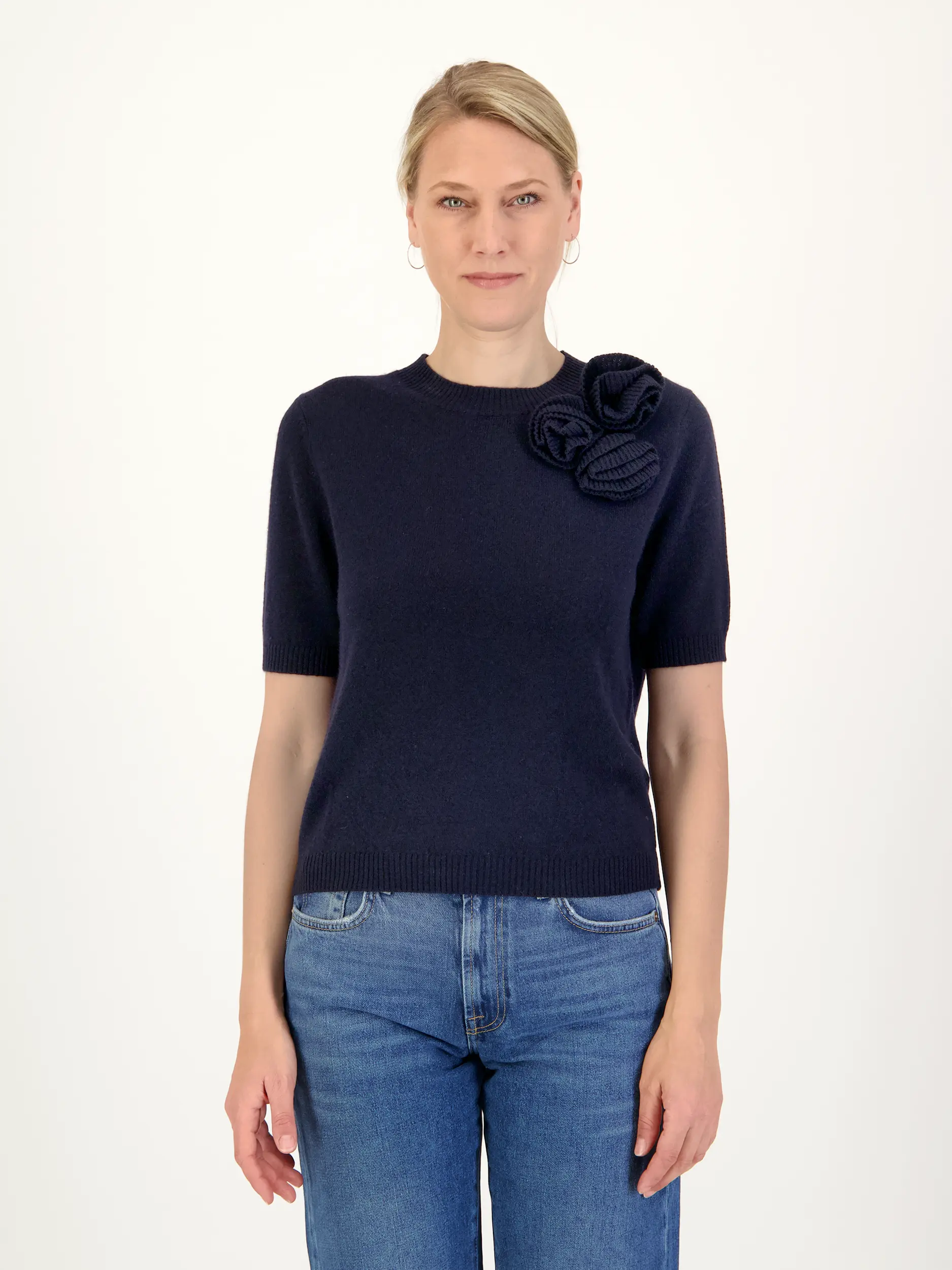 Pullover aus Wolle kurzarm - Artikel Vorderseite getragen von einem Modell - Farbe: Blau