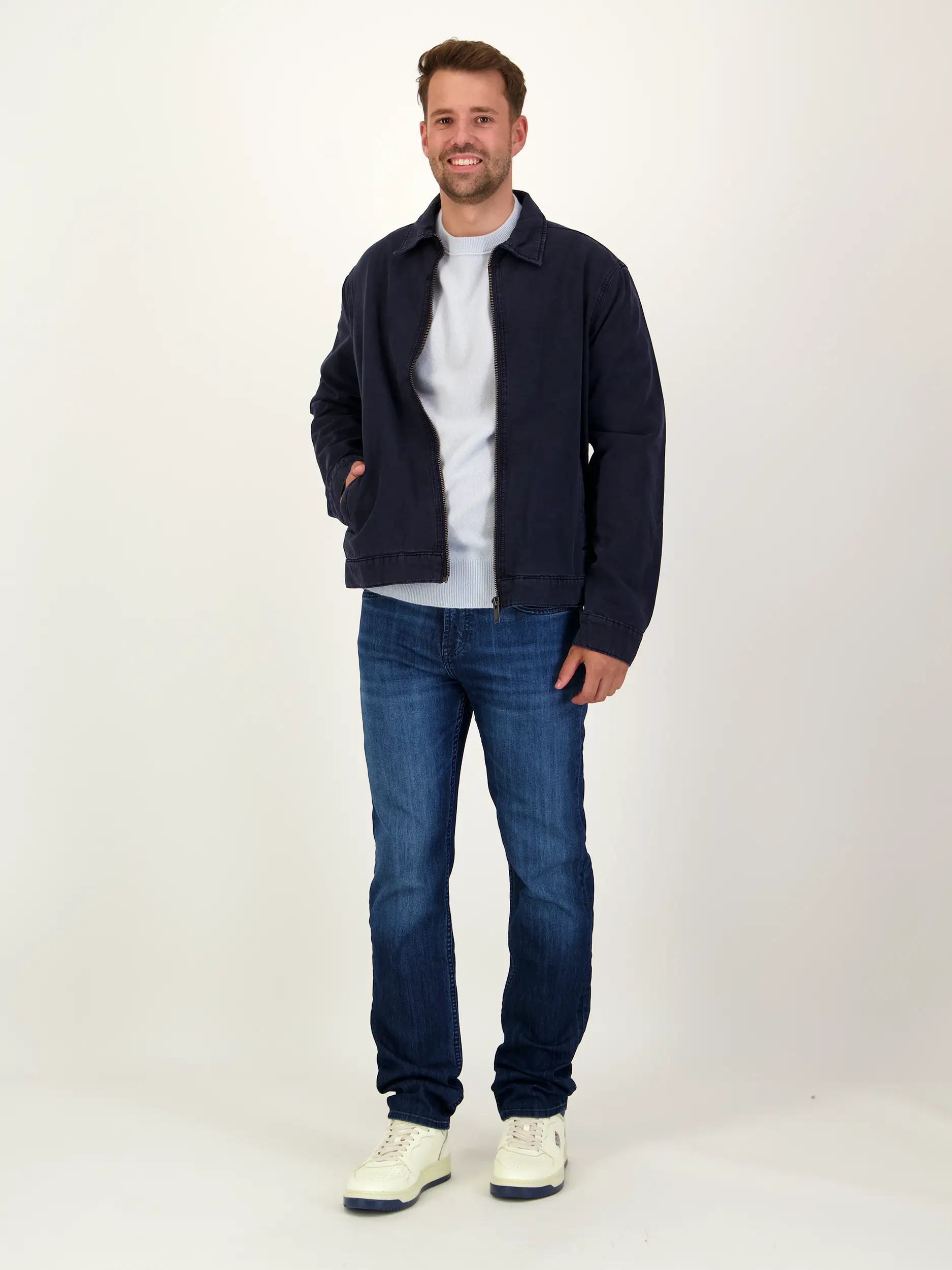 Overshirt - Artikel Teil eines Outfits getragen von einem Modell - Farbe: Blau