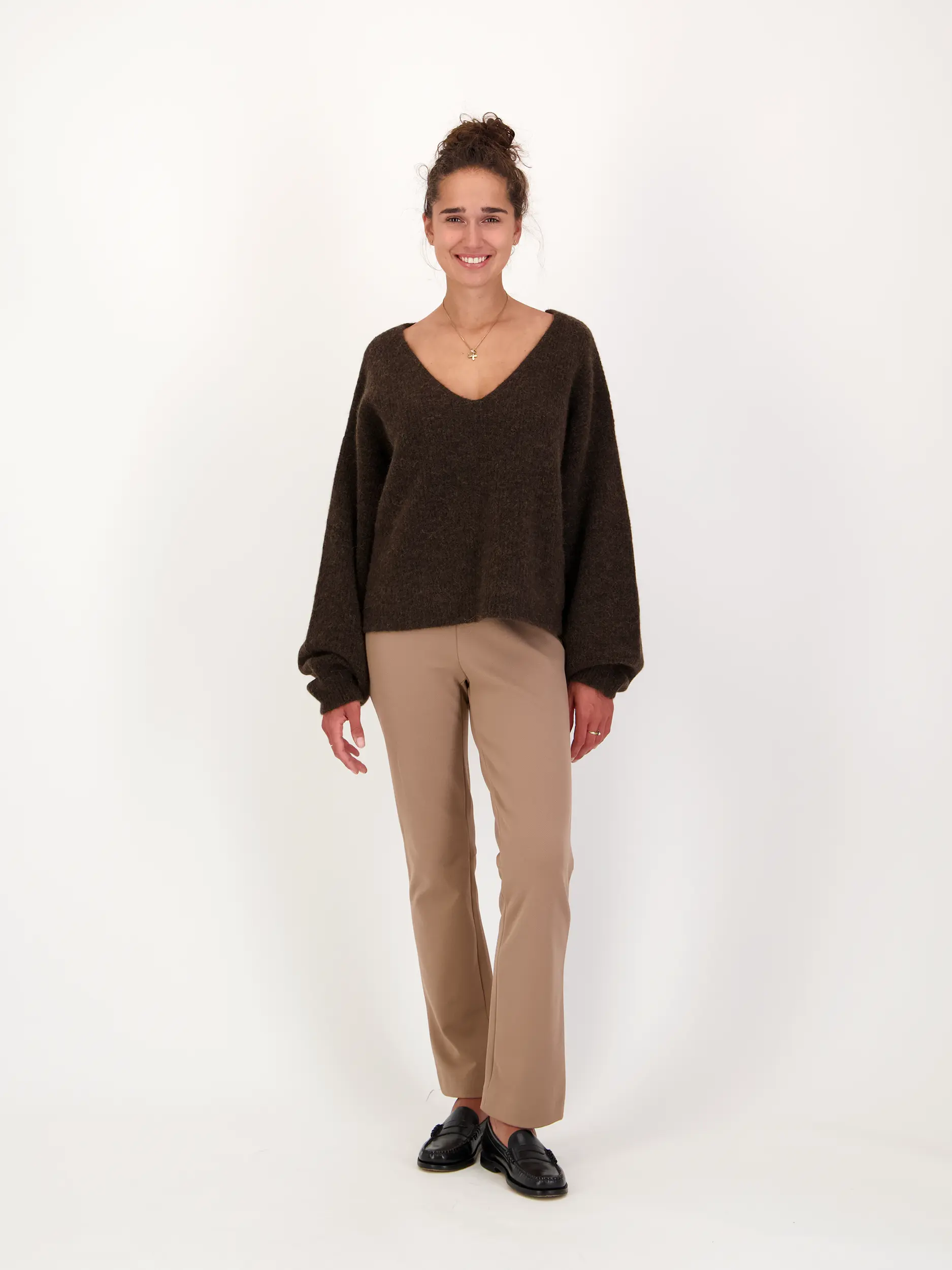 Pullover 'Paris' langarm - Artikel Teil eines Outfits getragen von einem Modell - Farbe: Braun