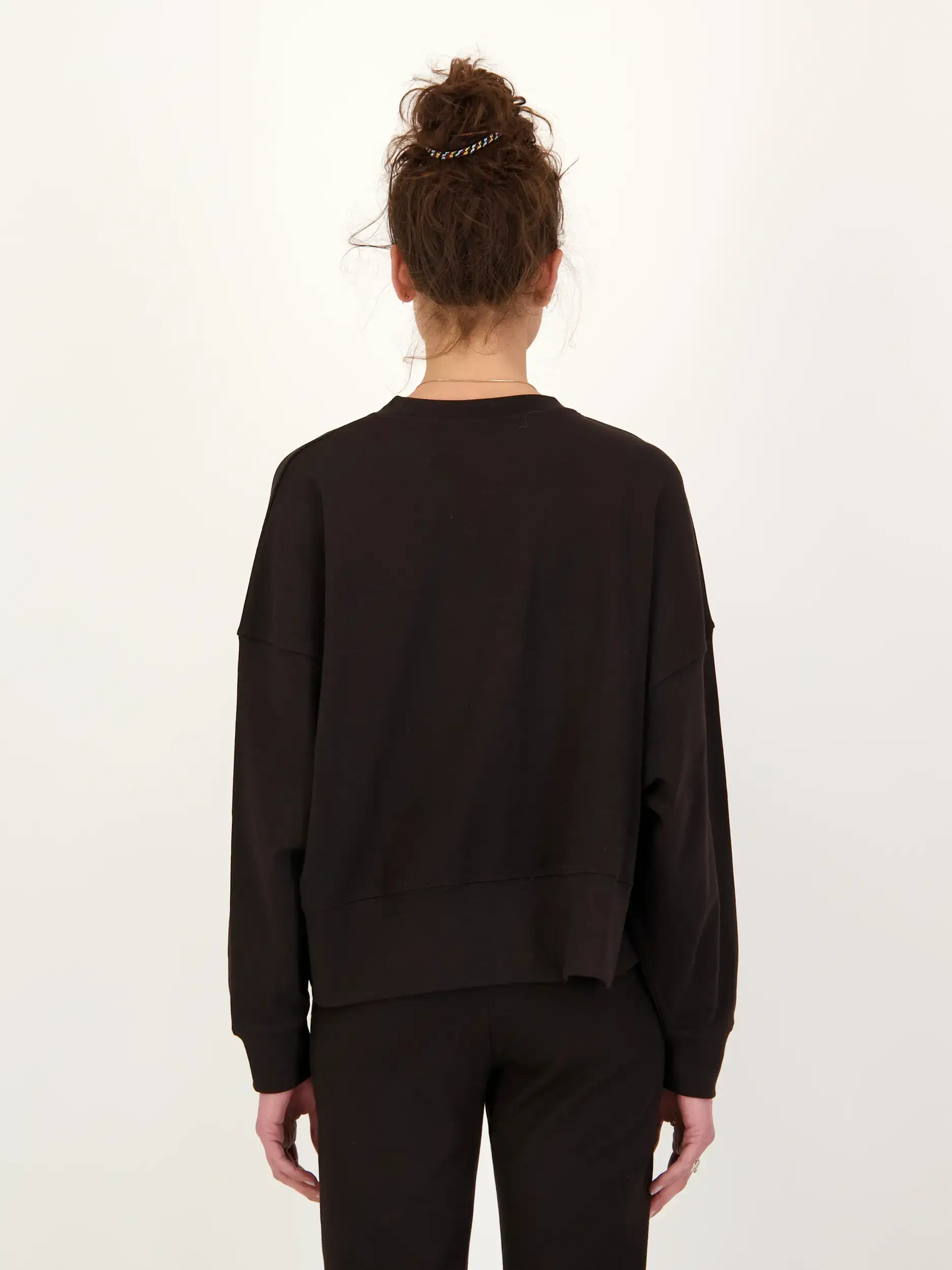 Sweatshirt 'Elia'  - Artikel Rückseite getragen von einem Modell - Farbe: Braun