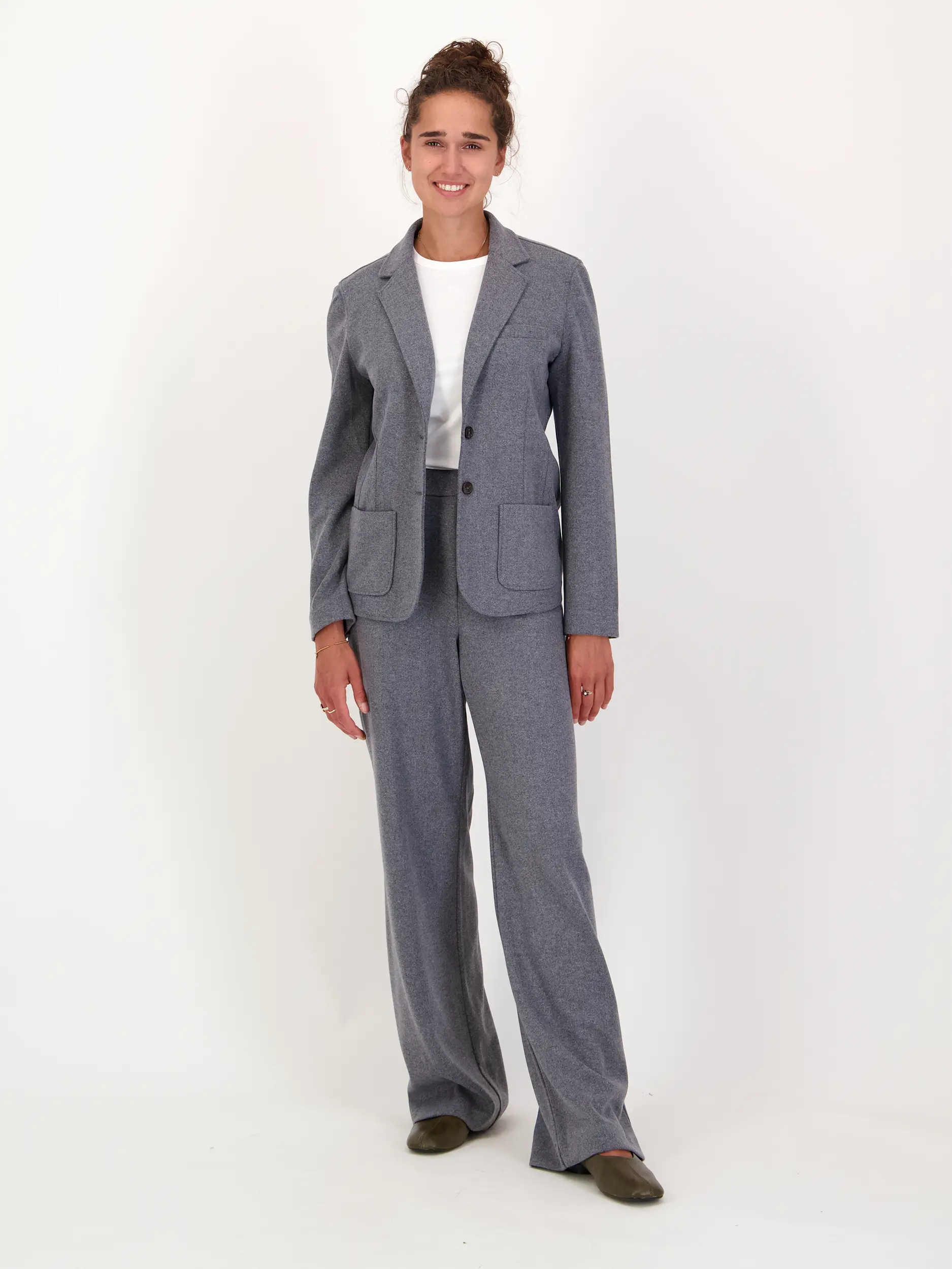 Blazer 'Dafne' - Artikel Teil eines Outfits getragen von einem Modell - Farbe: Grau