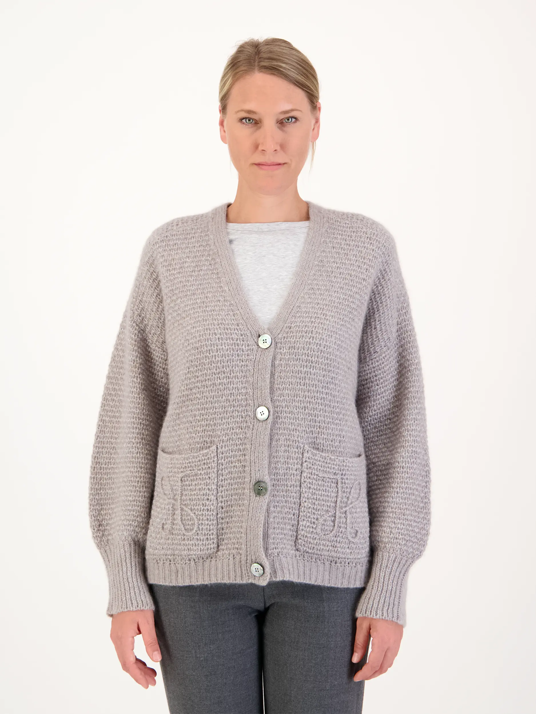 Strickjacke aus Kaschmir - Artikel Vorderseite getragen von einem Modell - Farbe: Braun