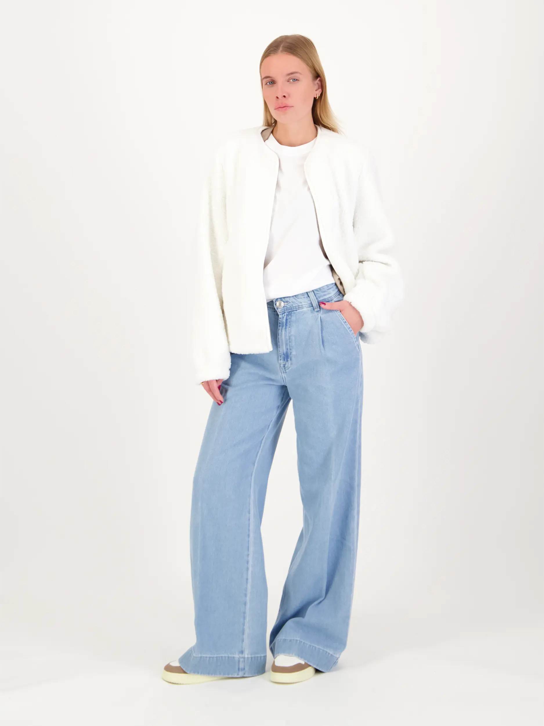 Teddyjacke 'Saautumn' - Artikel Teil eines Outfits getragen von einem Modell - Farbe: Creme
