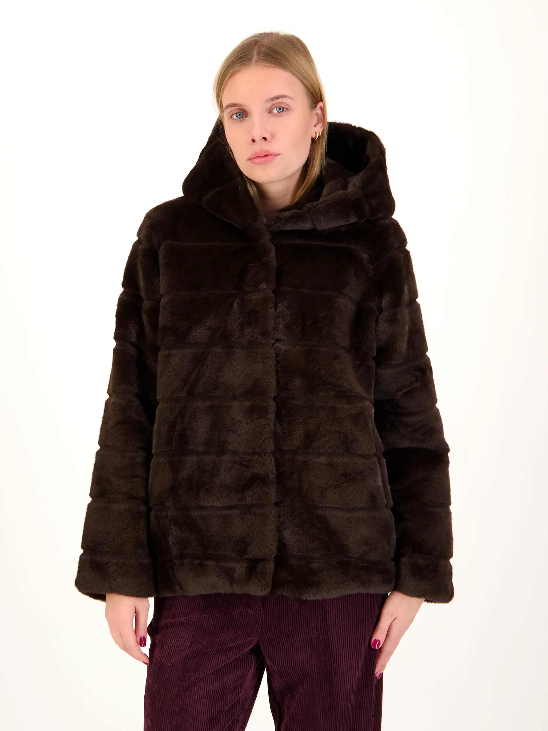 Jacke 'Goldy' - Artikel Vorderseite getragen von einem Modell - Farbe: Braun