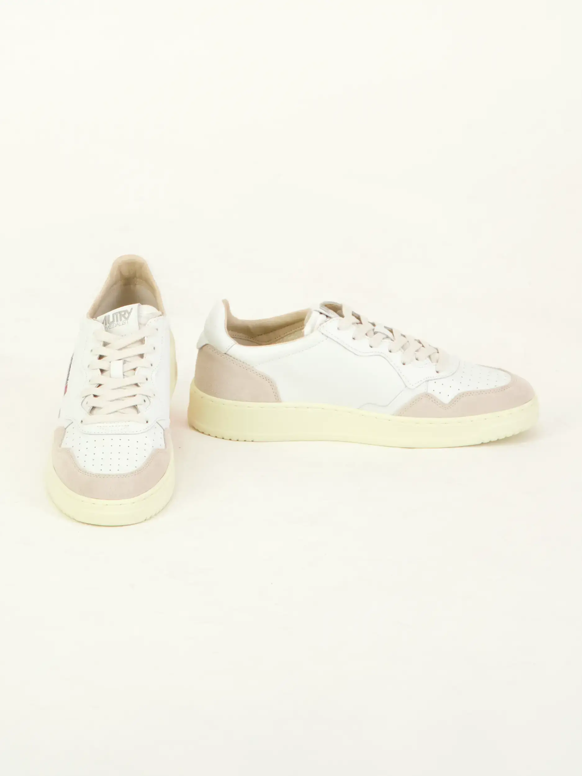 Sneaker - Artikel Vorderseite getragen von einem Modell - Farbe: Weiß