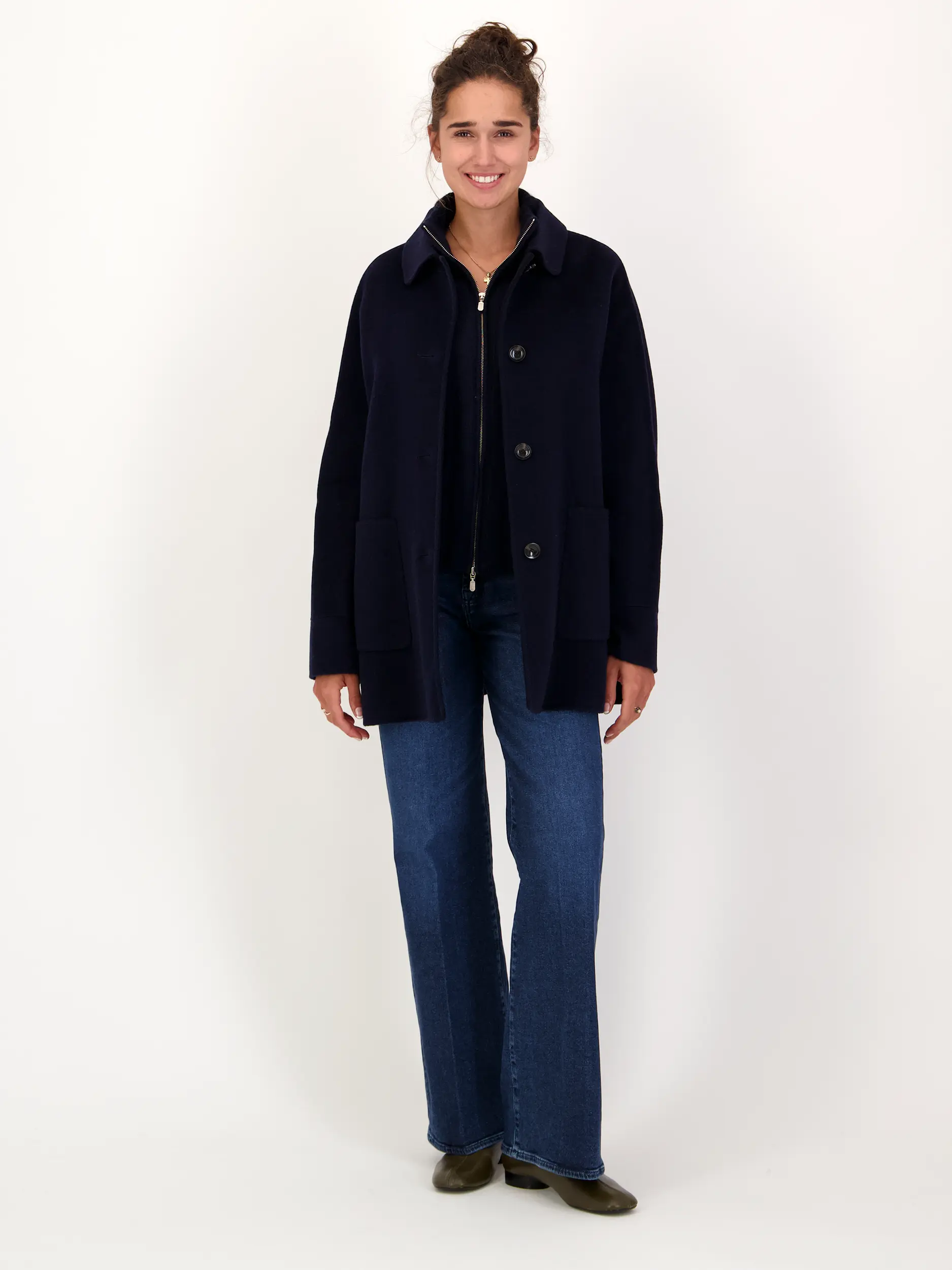 Strickjacke aus Kaschmir - Artikel Teil eines Outfits getragen von einem Modell - Farbe: Blau