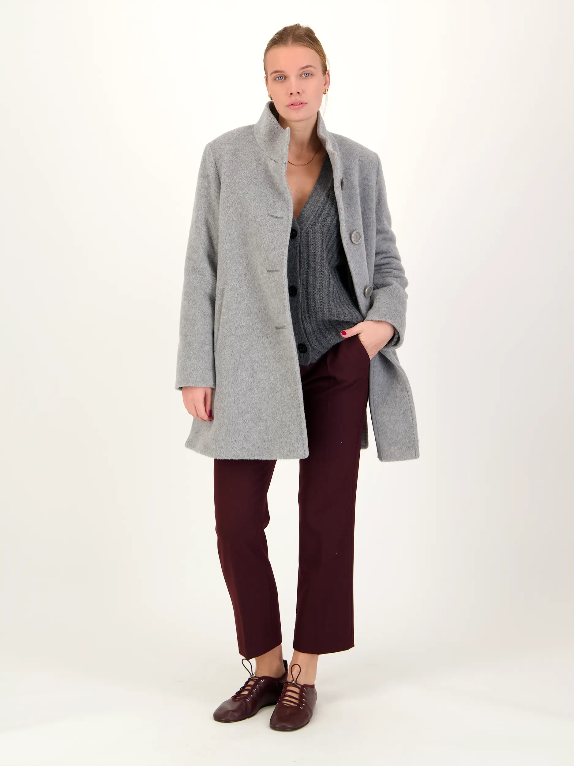 Strickjacke aus Kaschmir - Artikel Teil eines Outfits getragen von einem Modell - Farbe: Grau