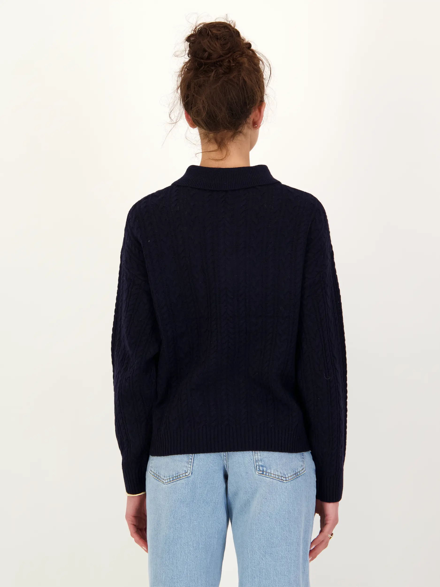 Pullover aus Merinowolle - Artikel Rückseite getragen von einem Modell - Farbe: Blau