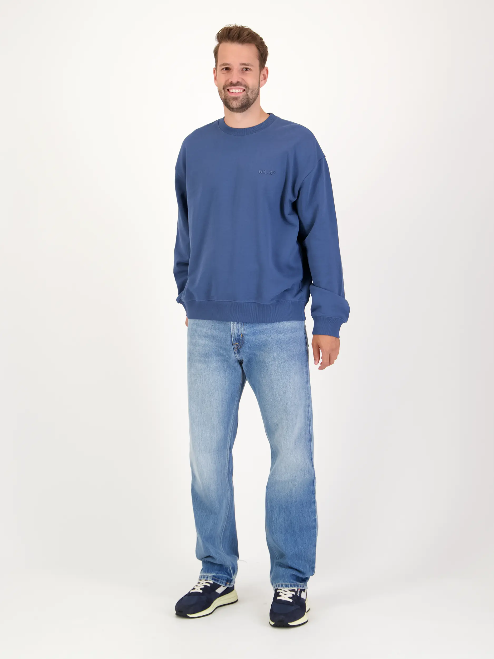 Sweatshirt 'David' - Artikel Teil eines Outfits getragen von einem Modell - Farbe: Blau