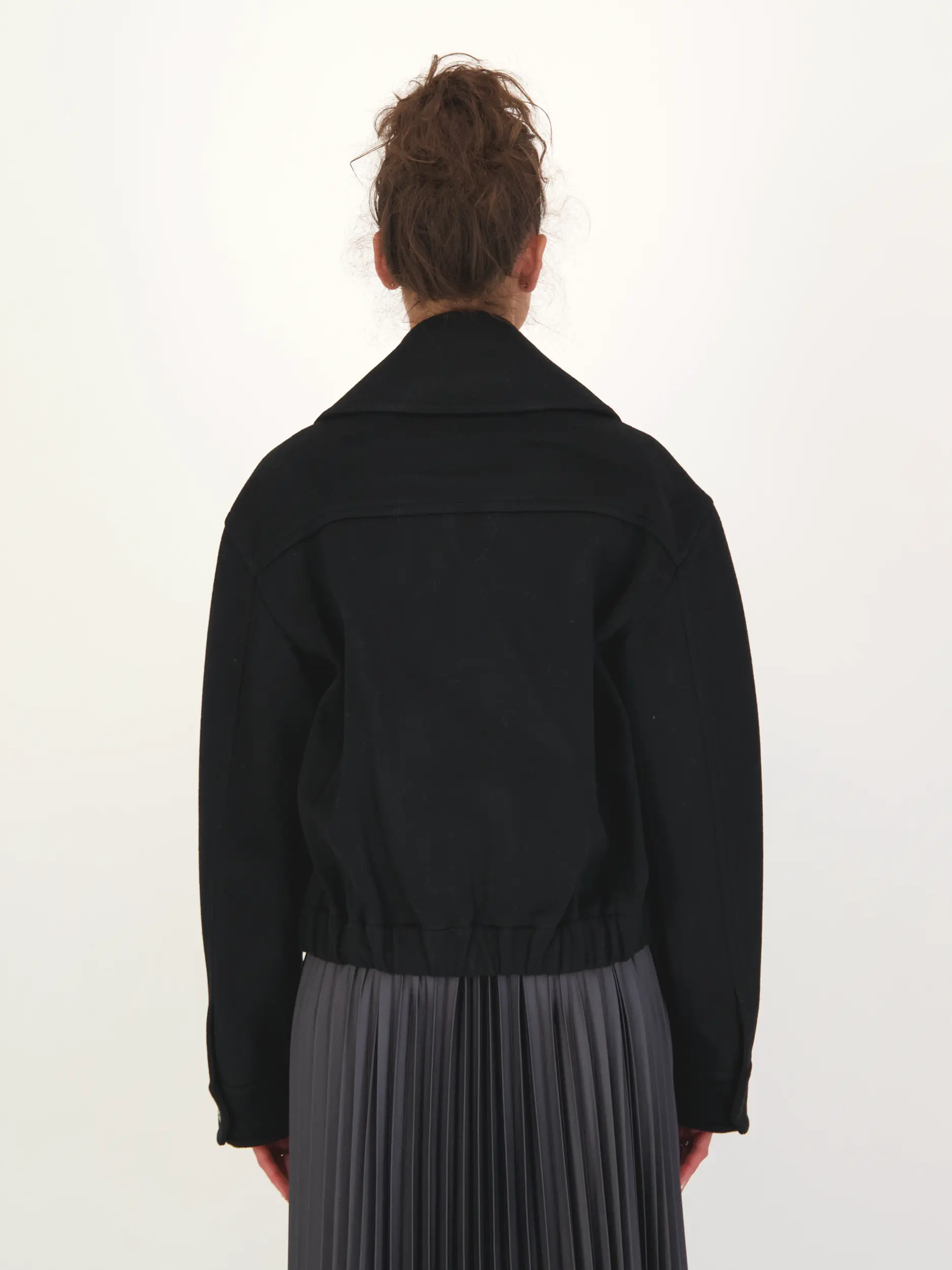 Jacke aus Wolle - Artikel Rückseite getragen von einem Modell - Farbe: Schwarz