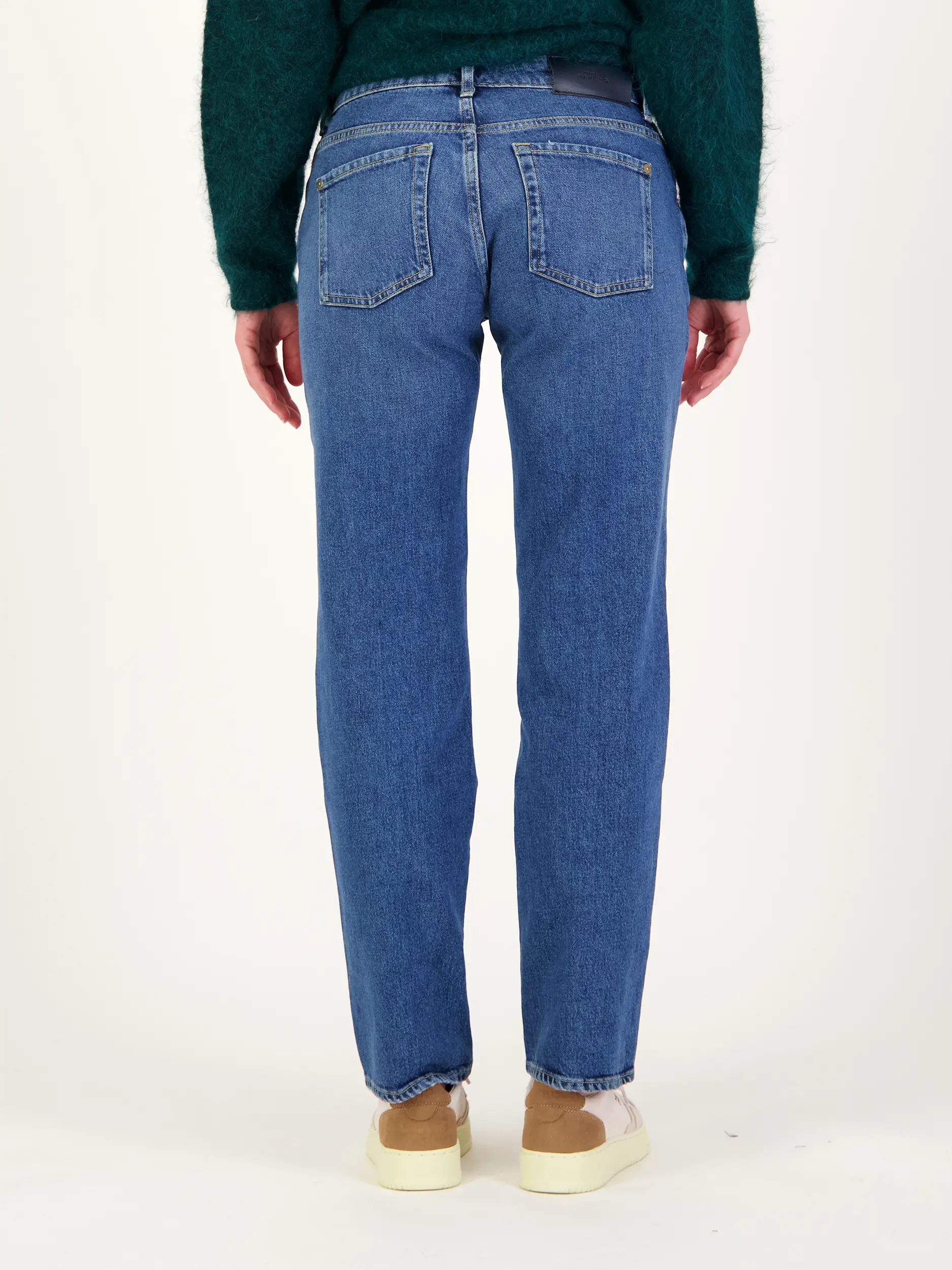 Mid Rise Straight Leg Jeans 'Calie' - Artikel Rückseite getragen von einem Modell - Farbe: Blau