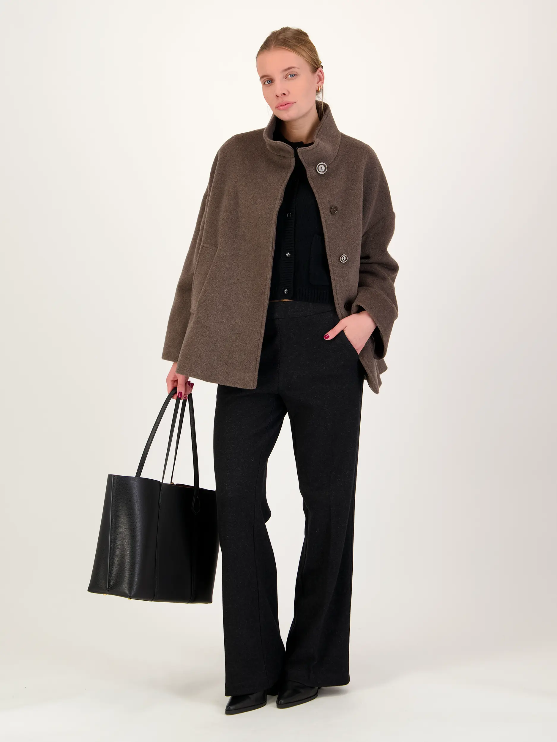 Business Hose 'Ava' - Artikel Teil eines Outfits getragen von einem Modell - Farbe: Grau