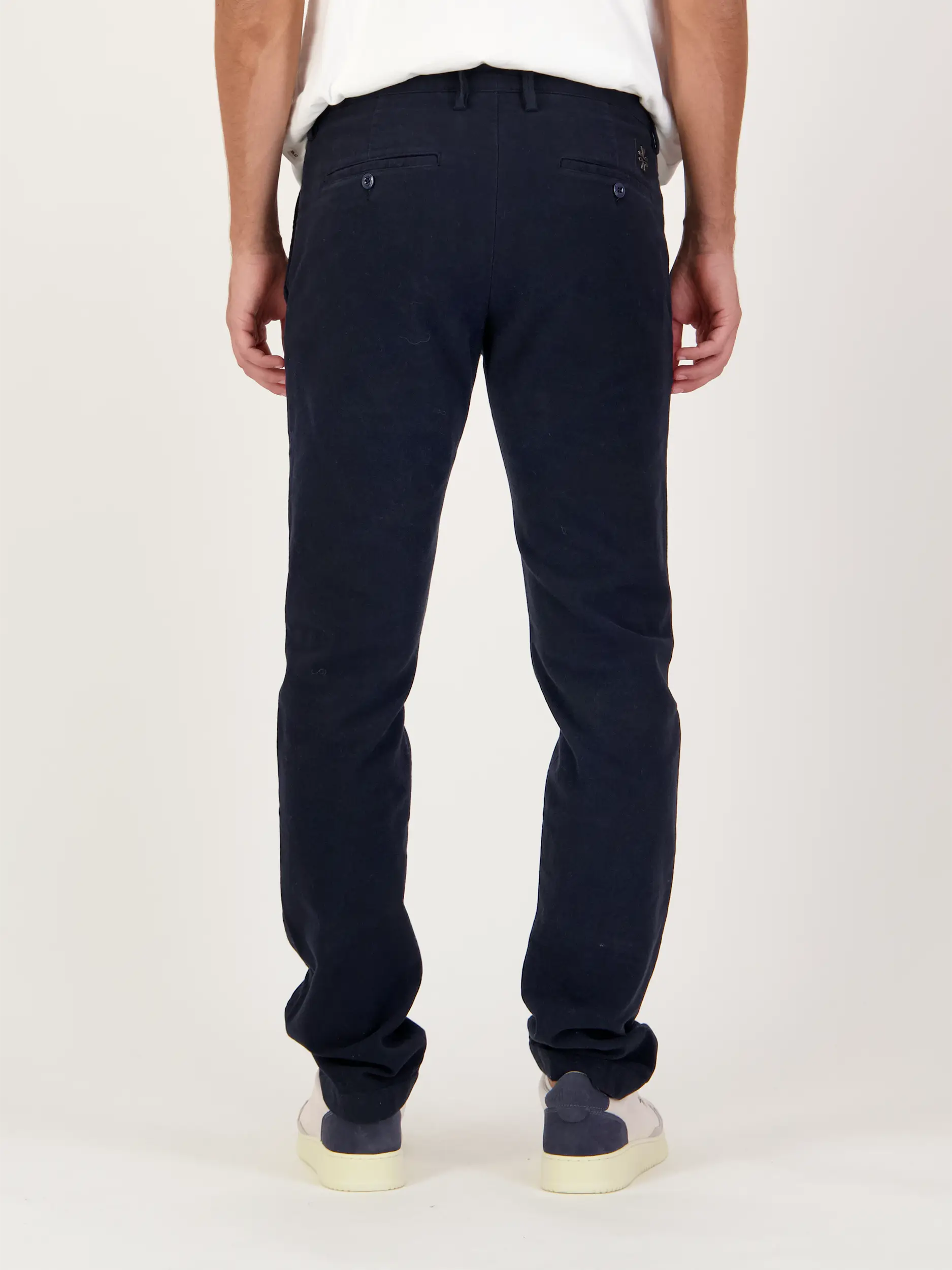 Chino 'Bobby' - Artikel Rückseite getragen von einem Modell - Farbe: Blau