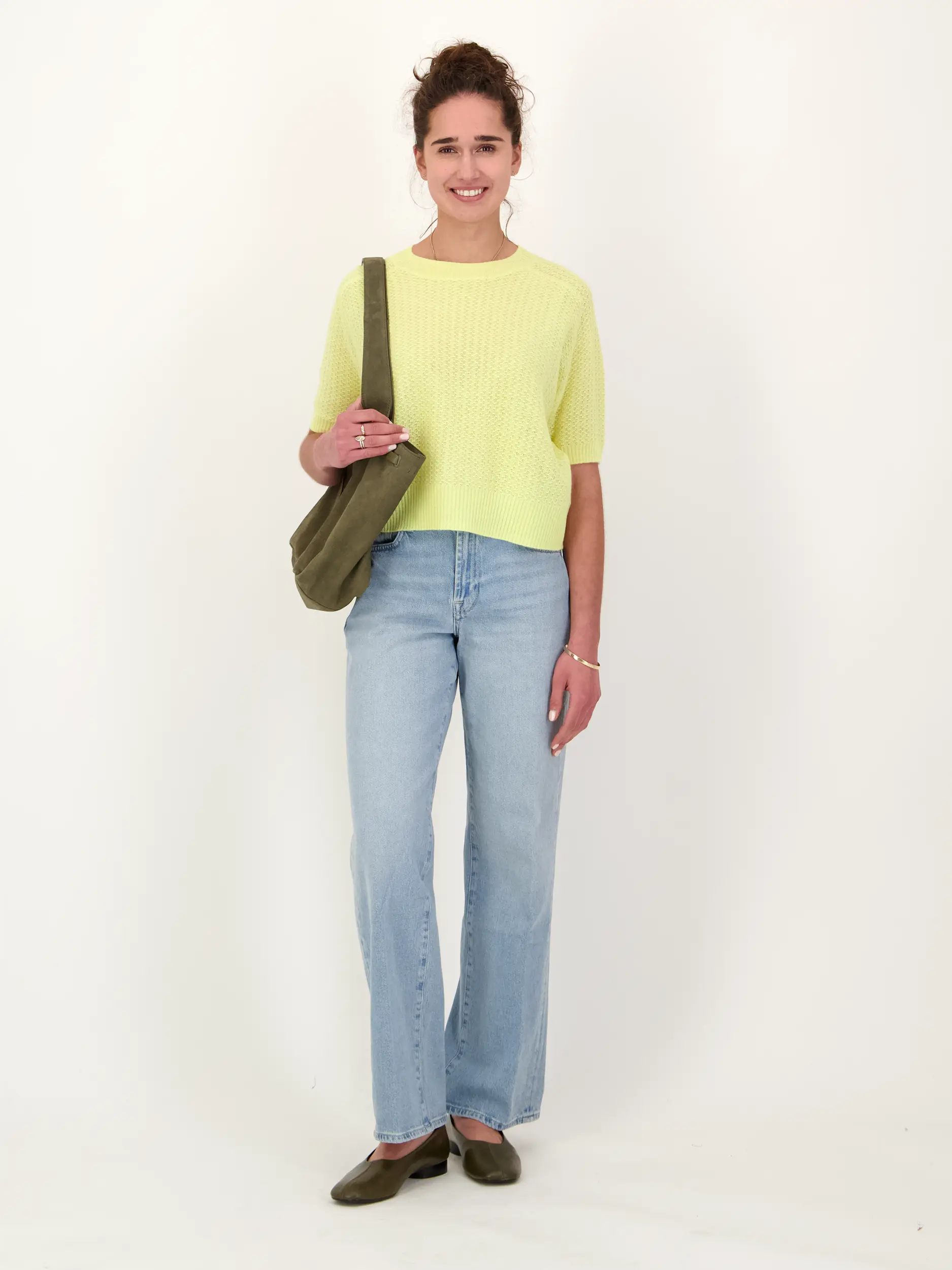 Pullover aus Kaschmir kurzarm - Artikel Teil eines Outfits getragen von einem Modell - Farbe: Gelb