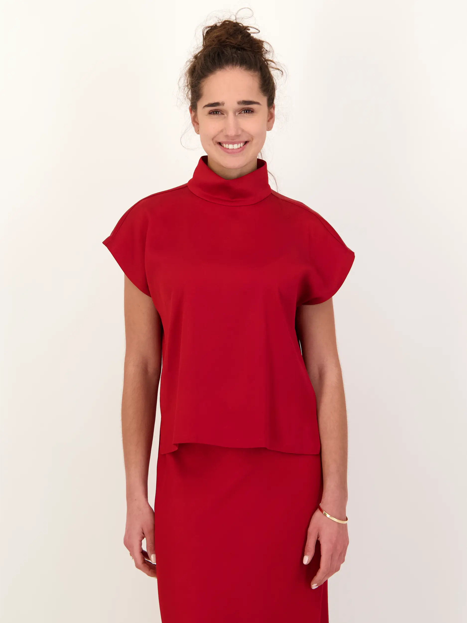 Satinbluse 'Alaria' kurzarm - Artikel Vorderseite getragen von einem Modell - Farbe: Rot