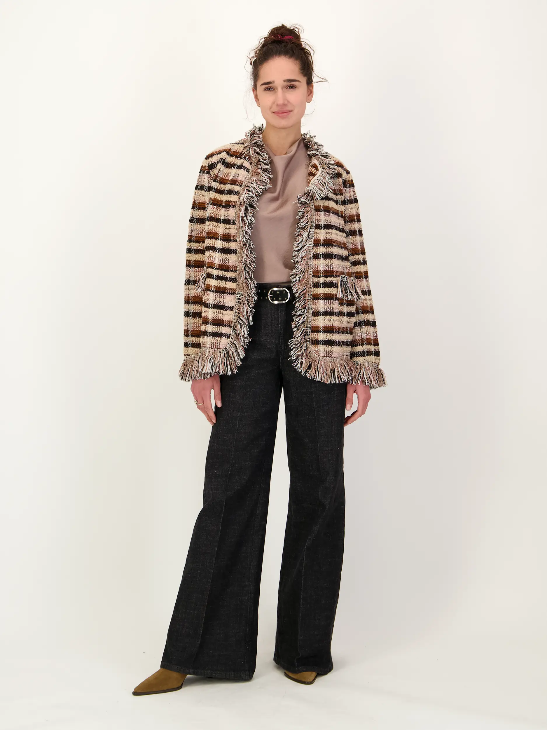 Strickjacke - Artikel Teil eines Outfits getragen von einem Modell - Farbe: Rot