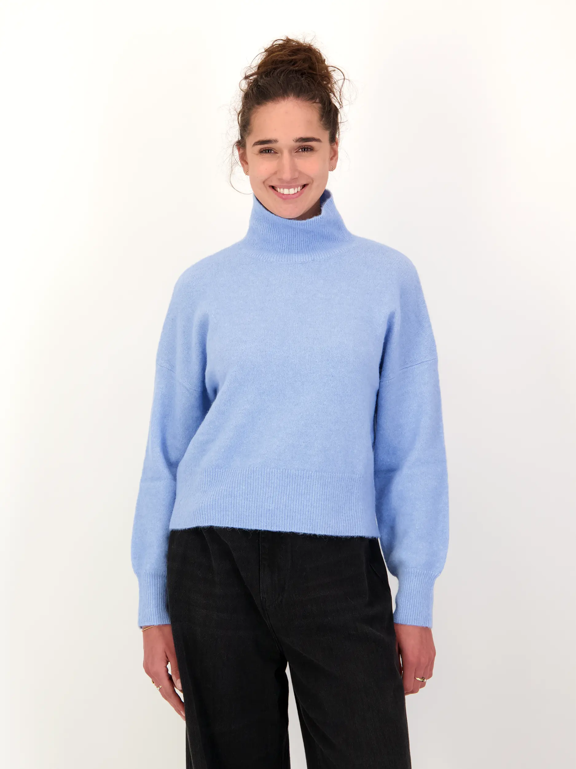 Pullover 'Nola' - Artikel Vorderseite getragen von einem Modell - Farbe: Blau