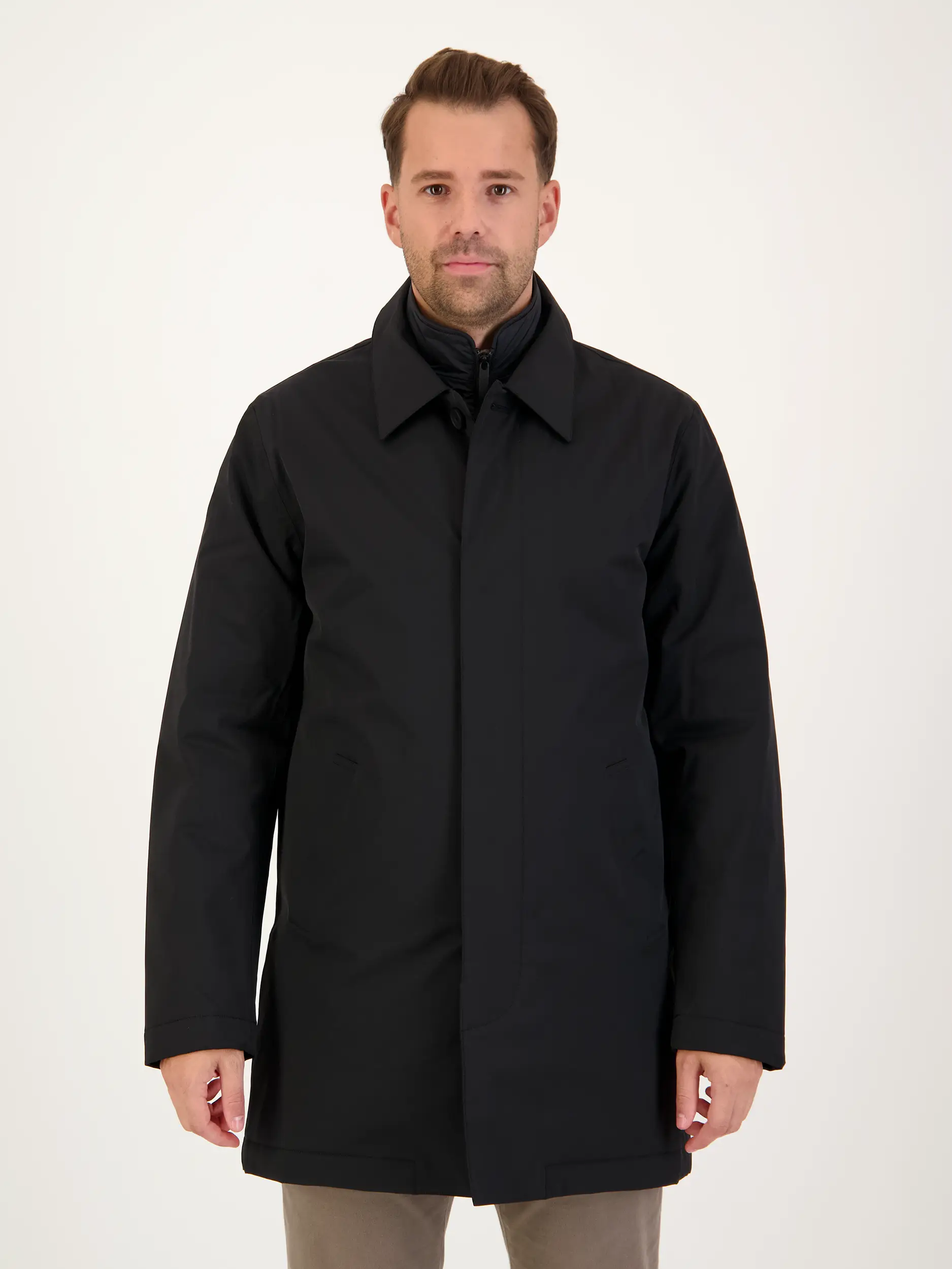 Wasserdichte Jacke 'Blake' - Artikel Vorderseite getragen von einem Modell - Farbe: Schwarz