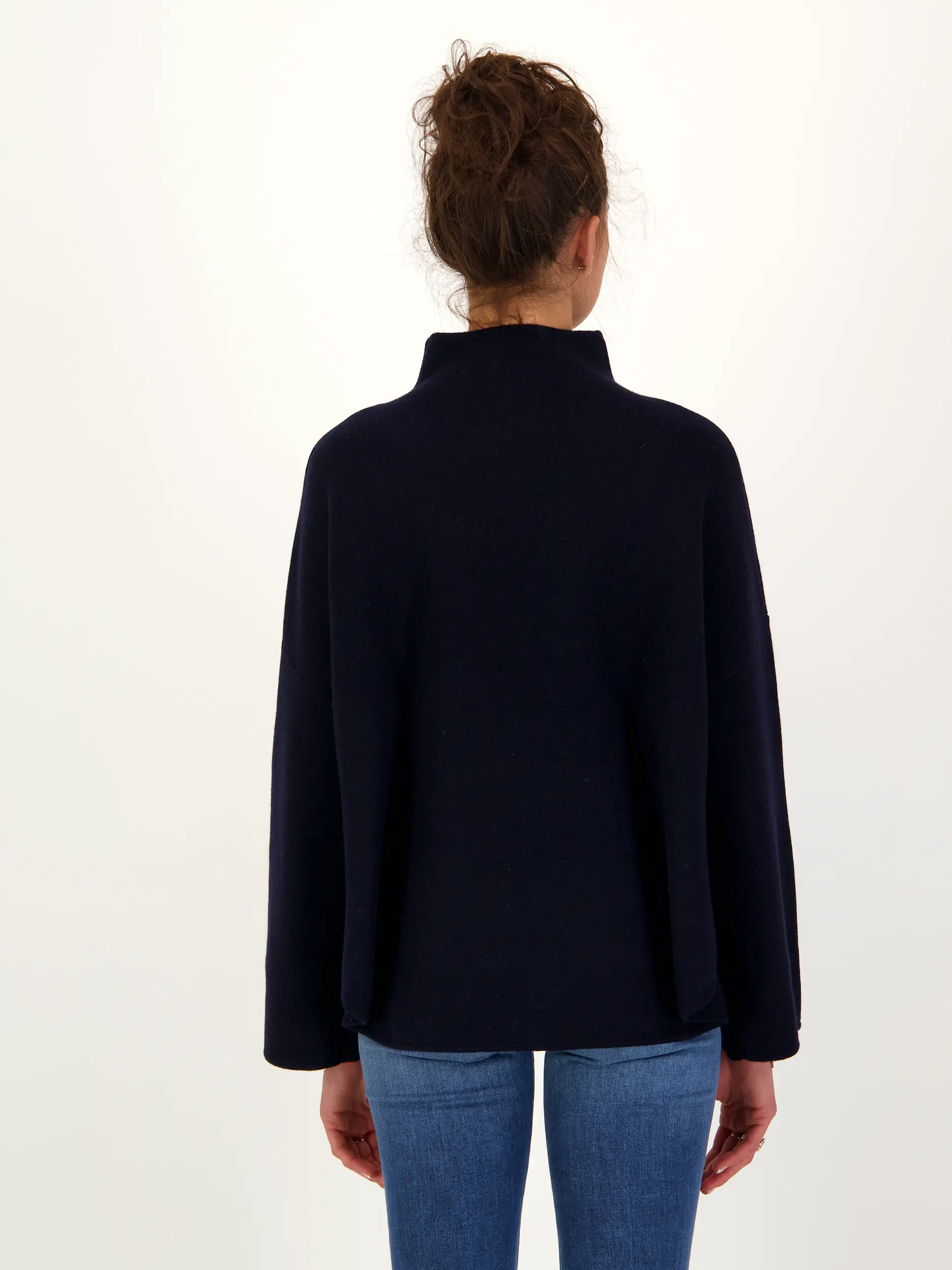 Pullover aus Wolle langarm - Artikel Rückseite getragen von einem Modell - Farbe: Blau