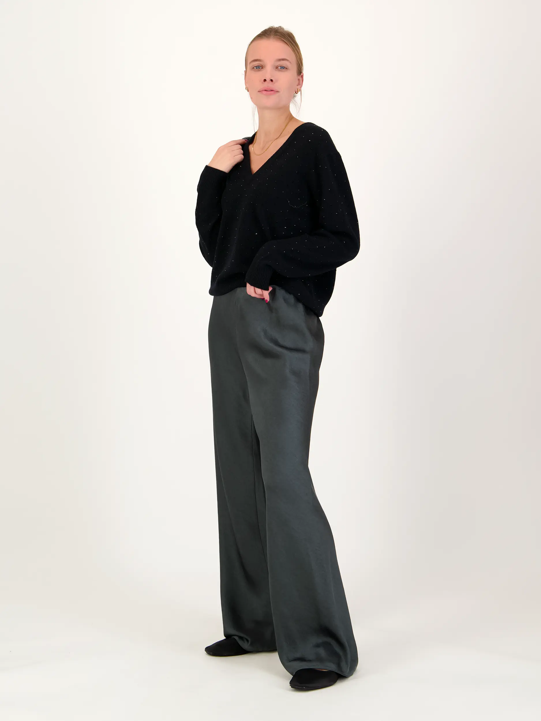 Hose - Artikel Teil eines Outfits getragen von einem Modell - Farbe: Grün