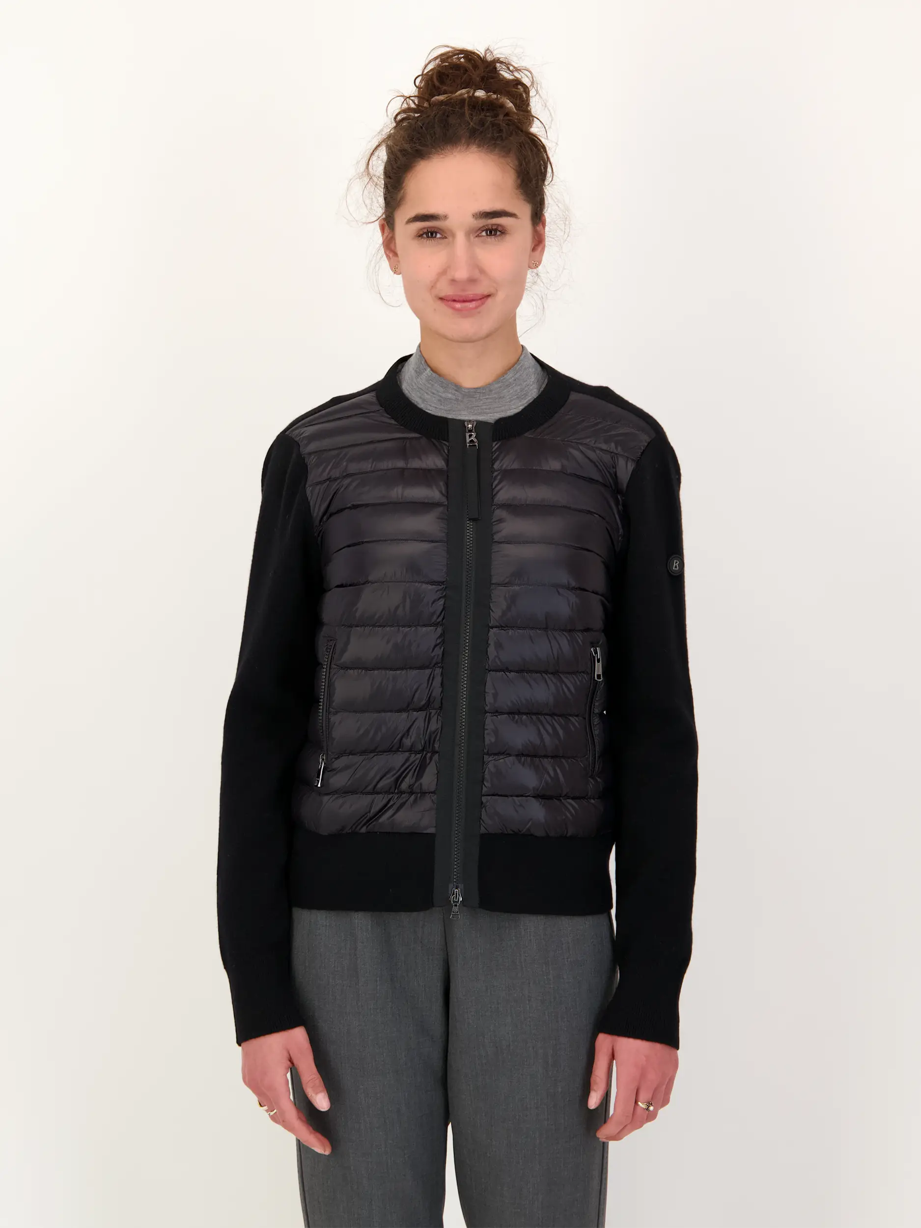 Jacke 'Zilly-D' - Artikel Vorderseite getragen von einem Modell - Farbe: Schwarz