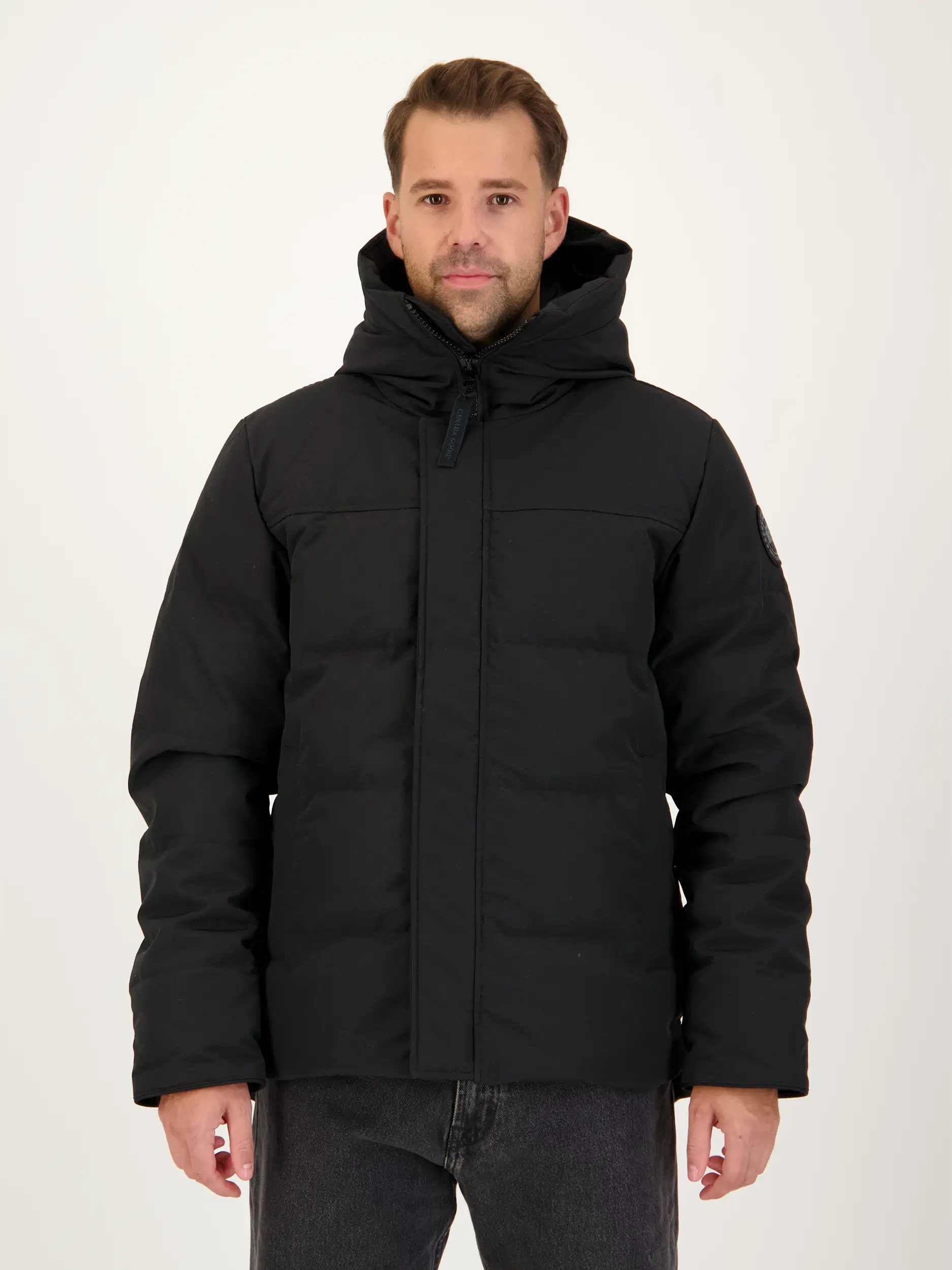 Daunenjacke 'Macmillan' - Artikel Vorderseite getragen von einem Modell - Farbe: Schwarz