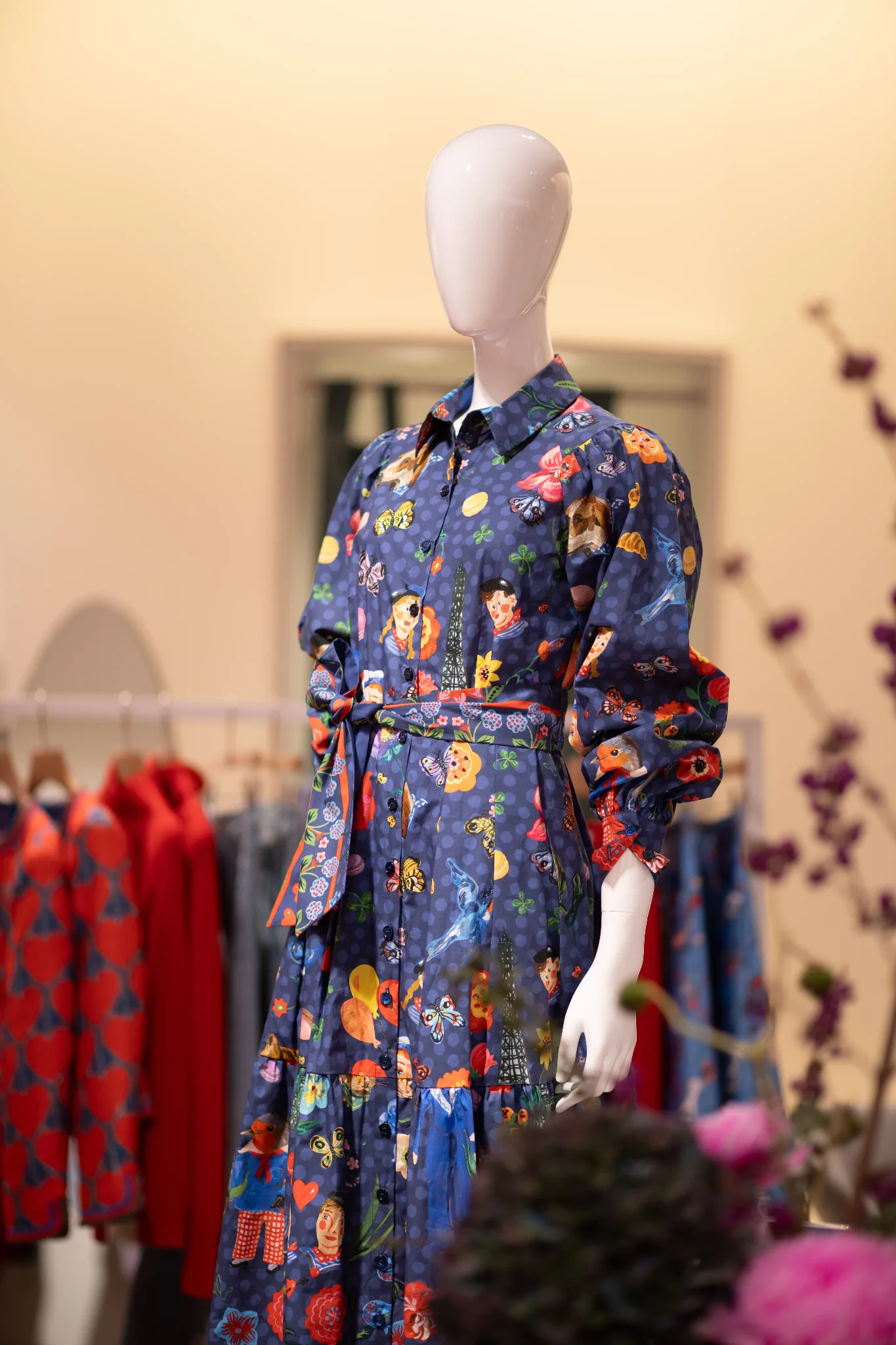 Farbenfrohes Kleid der Maison-Common-Kollektion