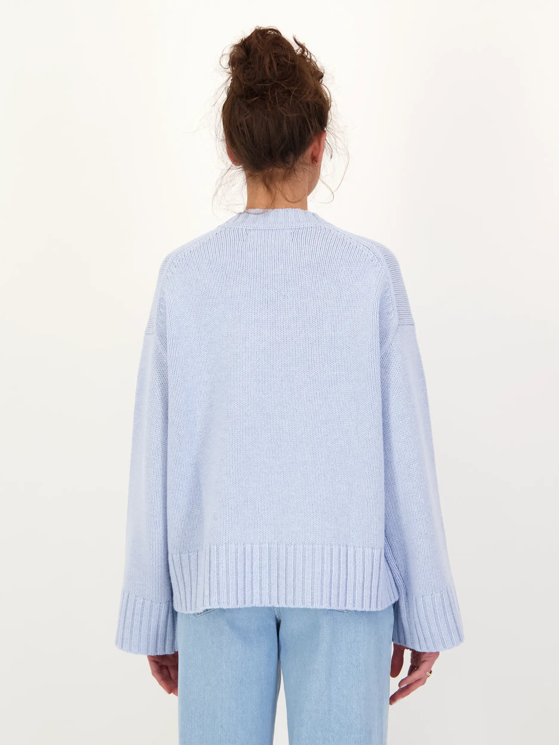 Pullover 'Sakeiku' aus Wolle langarm  - Artikel Rückseite getragen von einem Modell - Farbe: Blau