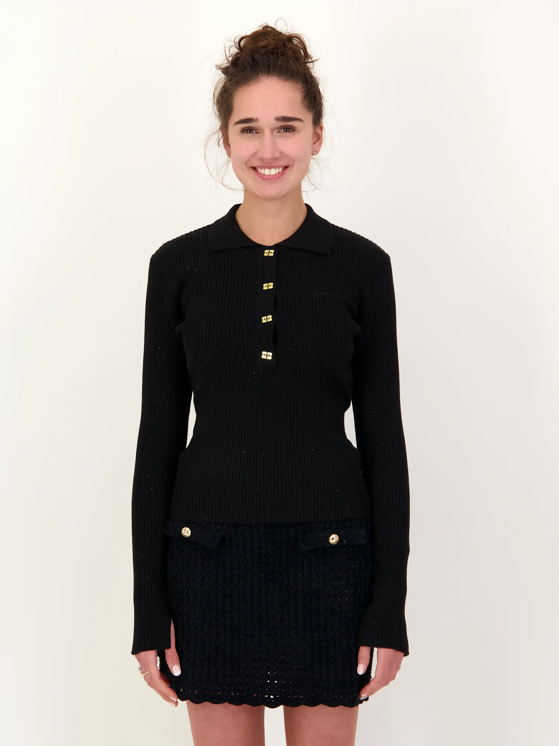 Strickpolo - Artikel Vorderseite getragen von einem Modell - Farbe: Schwarz