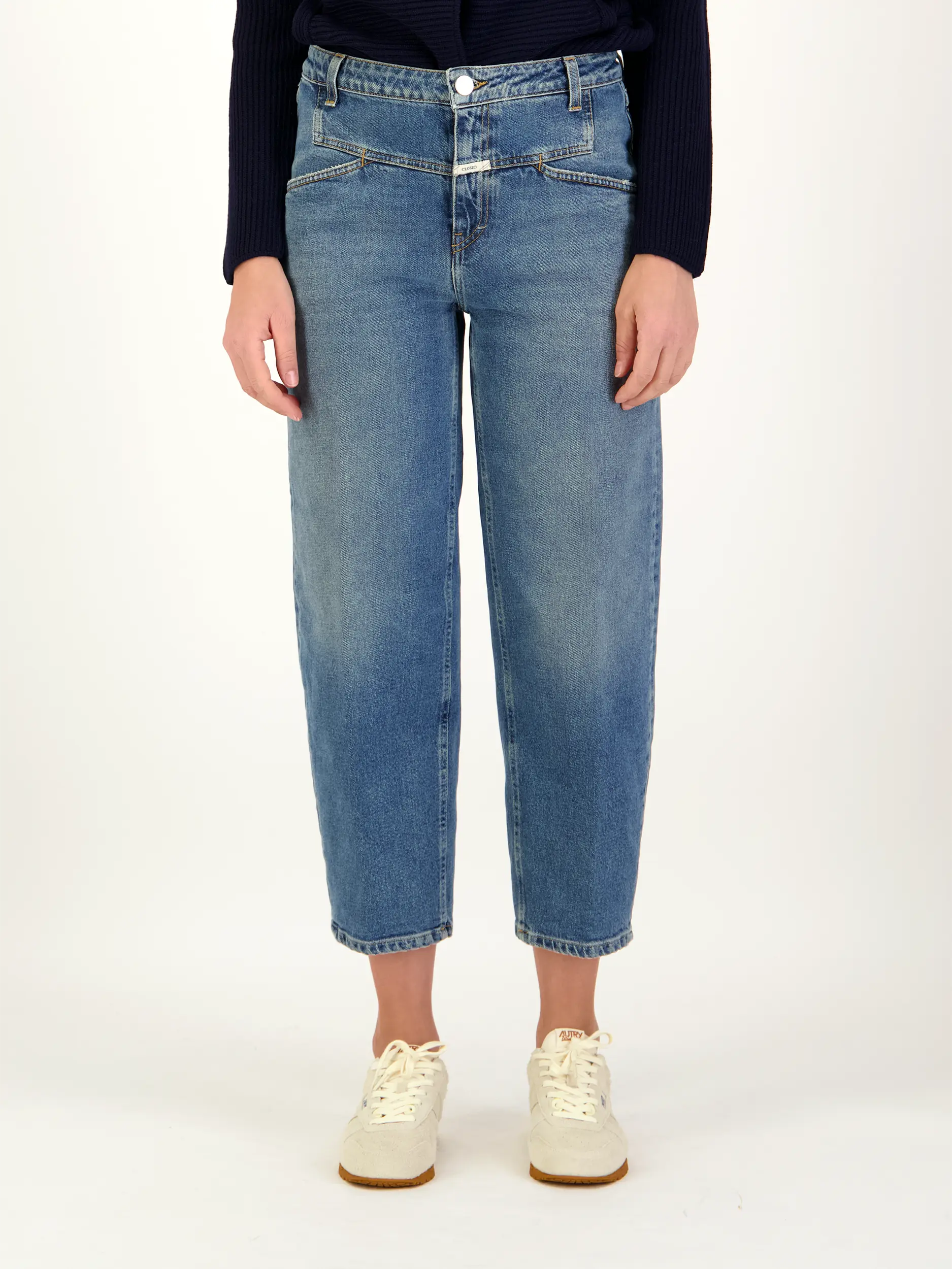 Mid Rise Barrel Jeans - Artikel Vorderseite getragen von einem Modell