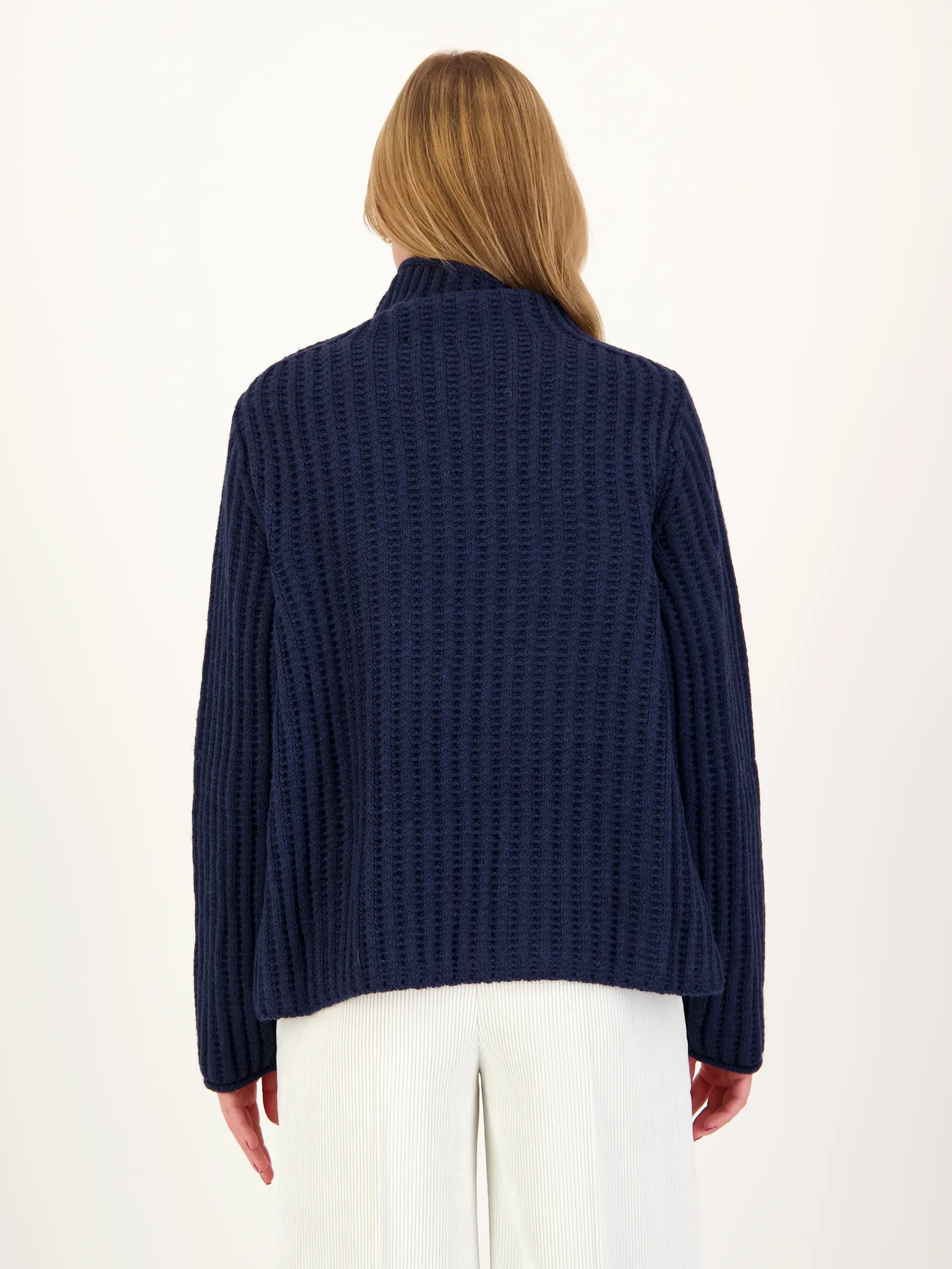 Pullover 'Varisa' langarm - Artikel Rückseite getragen von einem Modell - Farbe: Blau