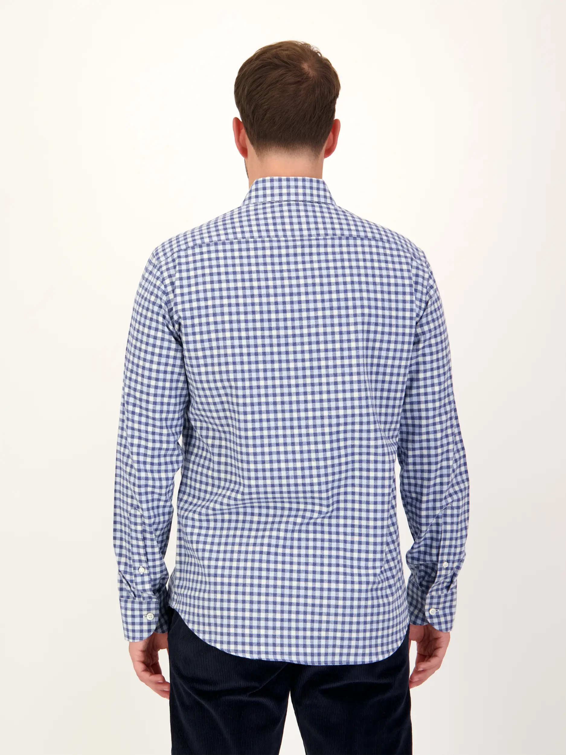 Kariertes Flanellhemd mit Kentkragen langarm - Artikel Rückseite getragen von einem Modell - Farbe: Blau