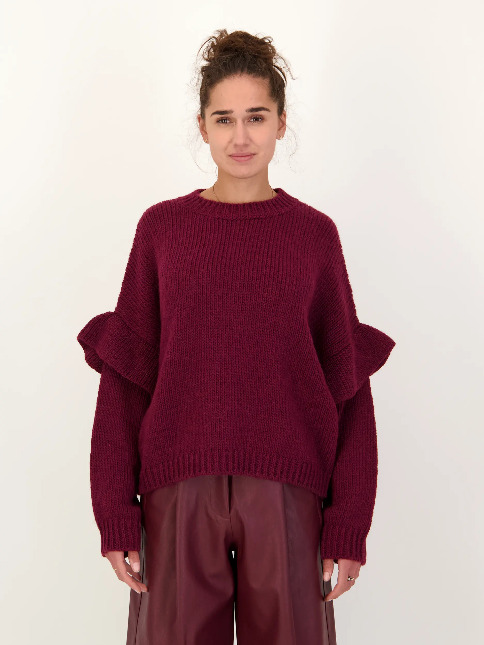 Pullover 'Ijune' aus Wolle langarm - Artikel Vorderseite getragen von einem Modell - Farbe: Rot